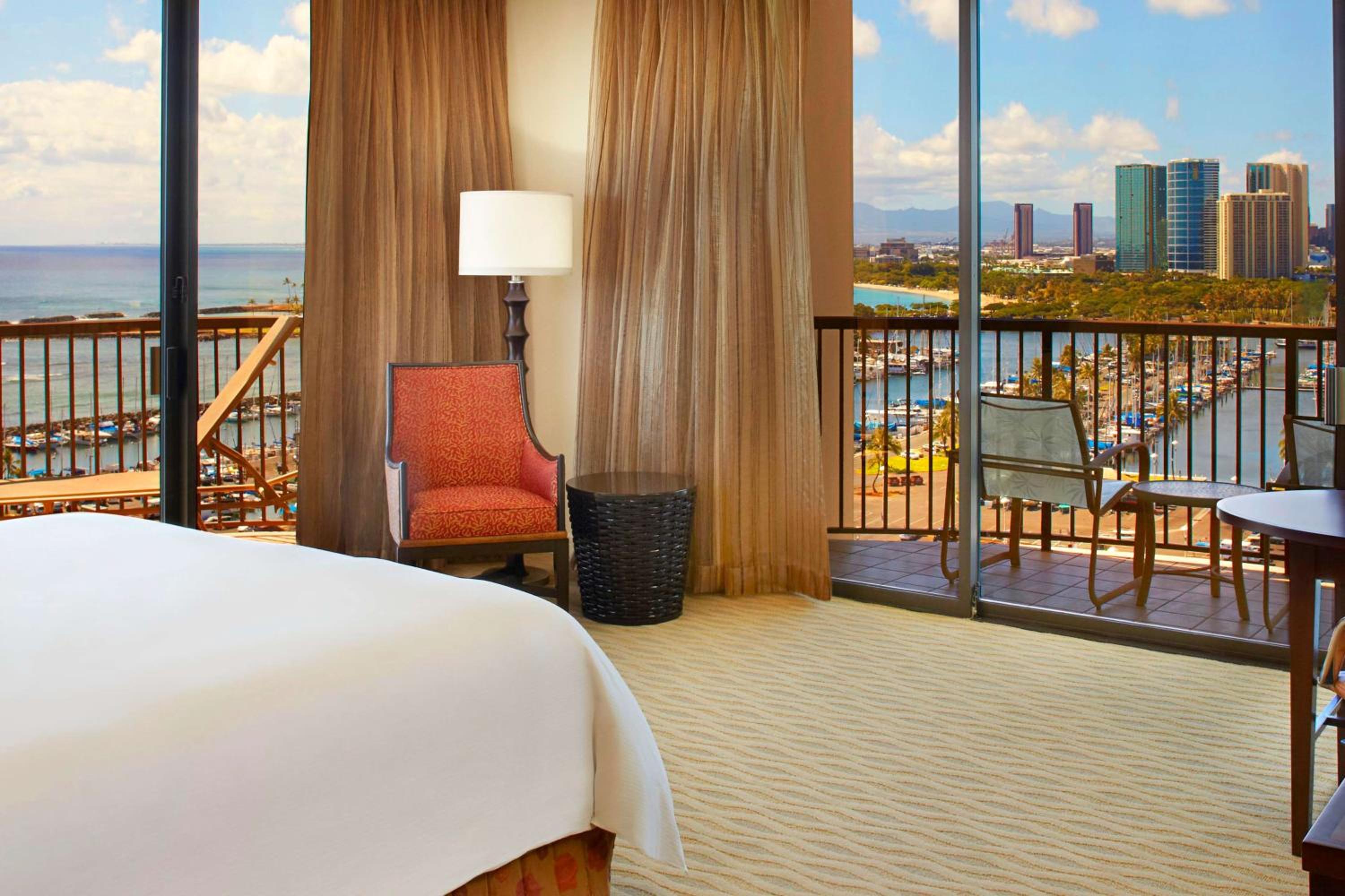 Rainbow Tower Corner Ocean Front Marina View– 1 King Bed