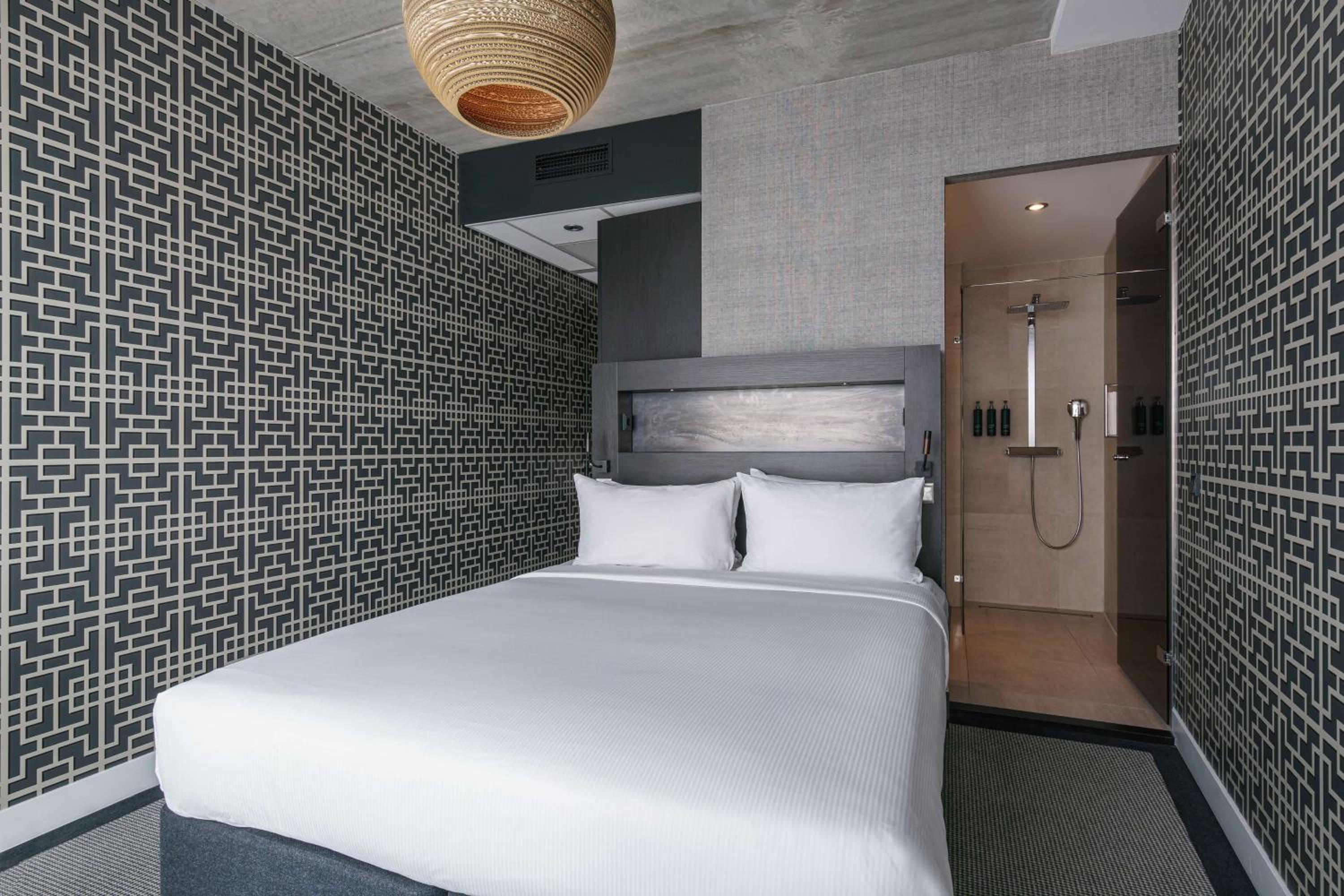 Queen Guest Room with River View