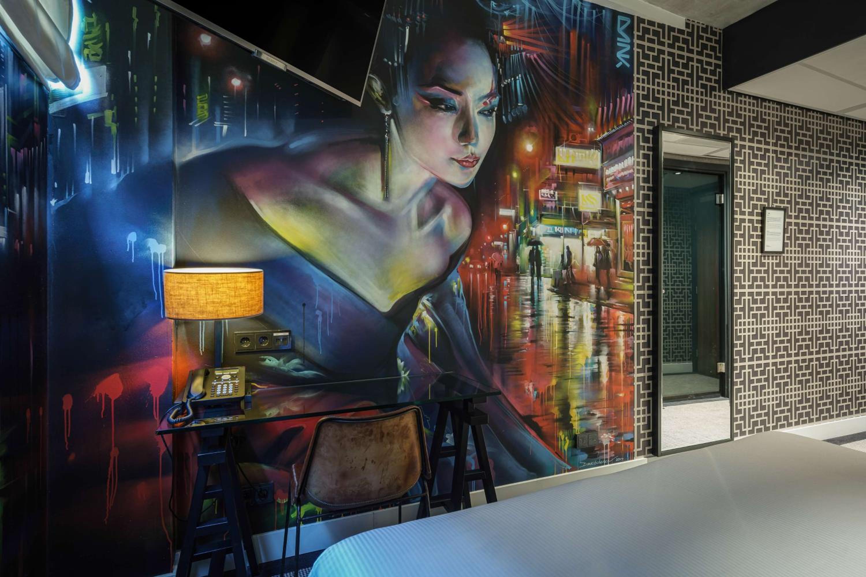 Amsterdam Street Art Queen Guest Room thumbnail 6