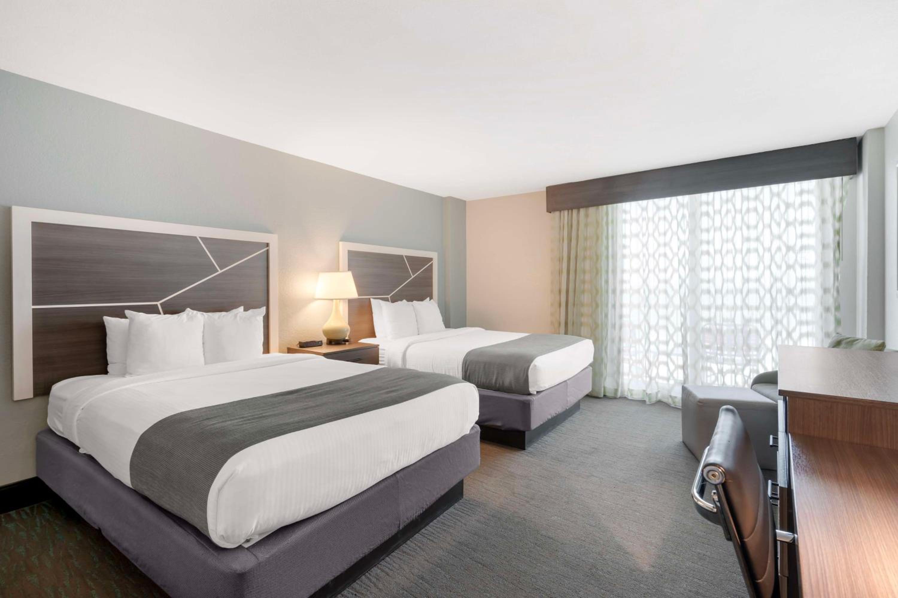 Queen Room With Two Queen Beds City View - Non-Smoking