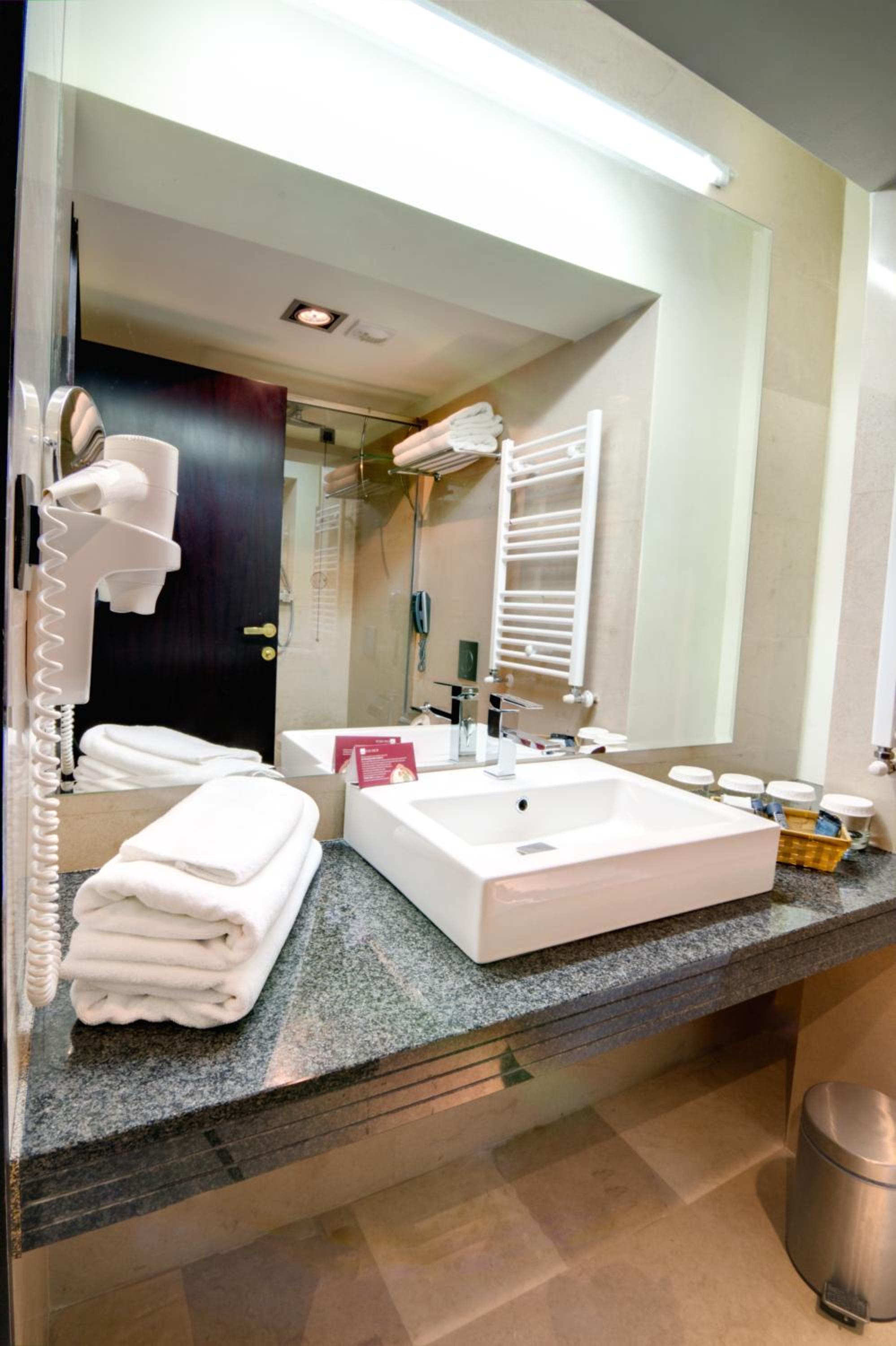 Standard Room with Panoramic View - Photo 9