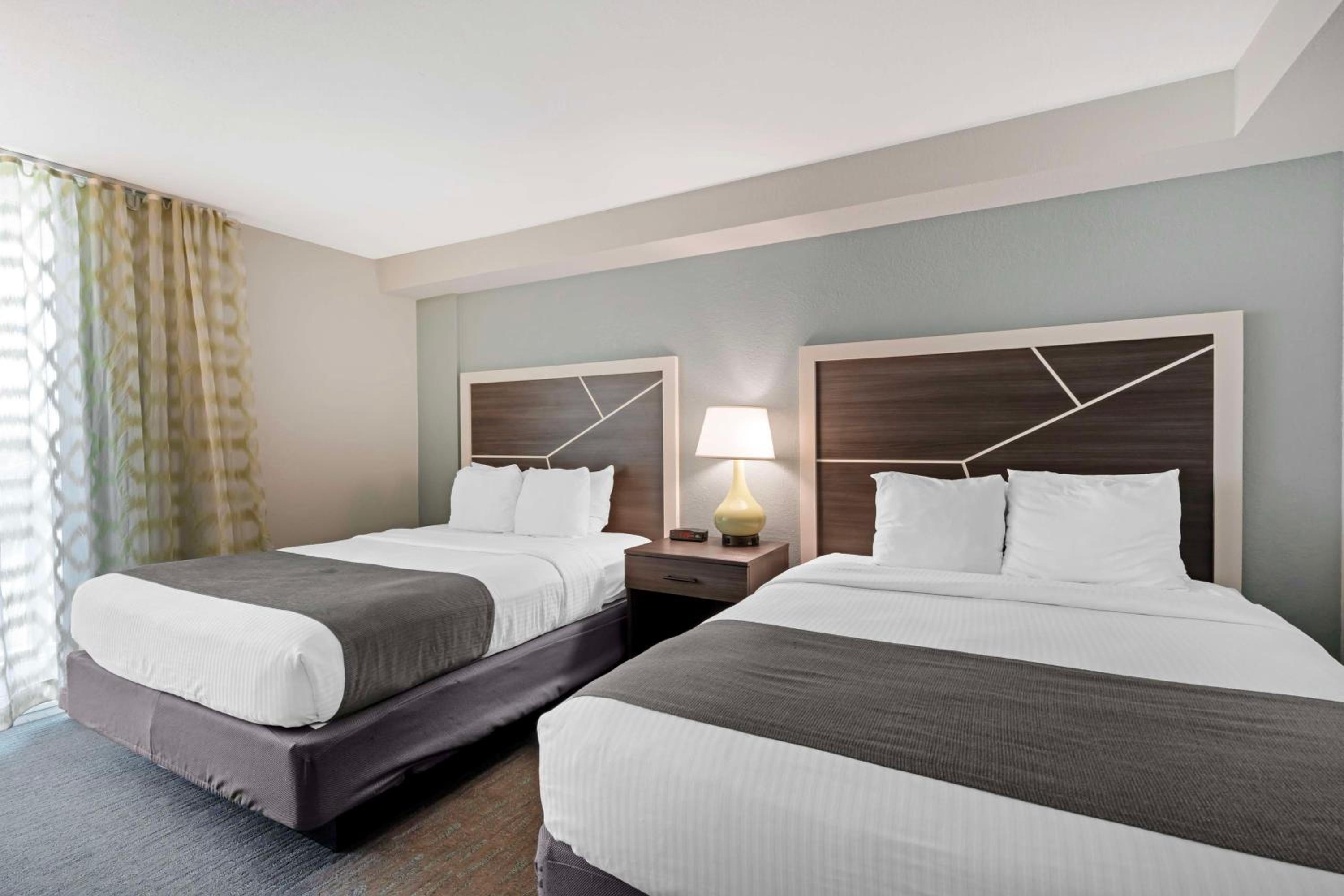 Queen Room with Two Queen Beds with Ocean View - Non-Smoking