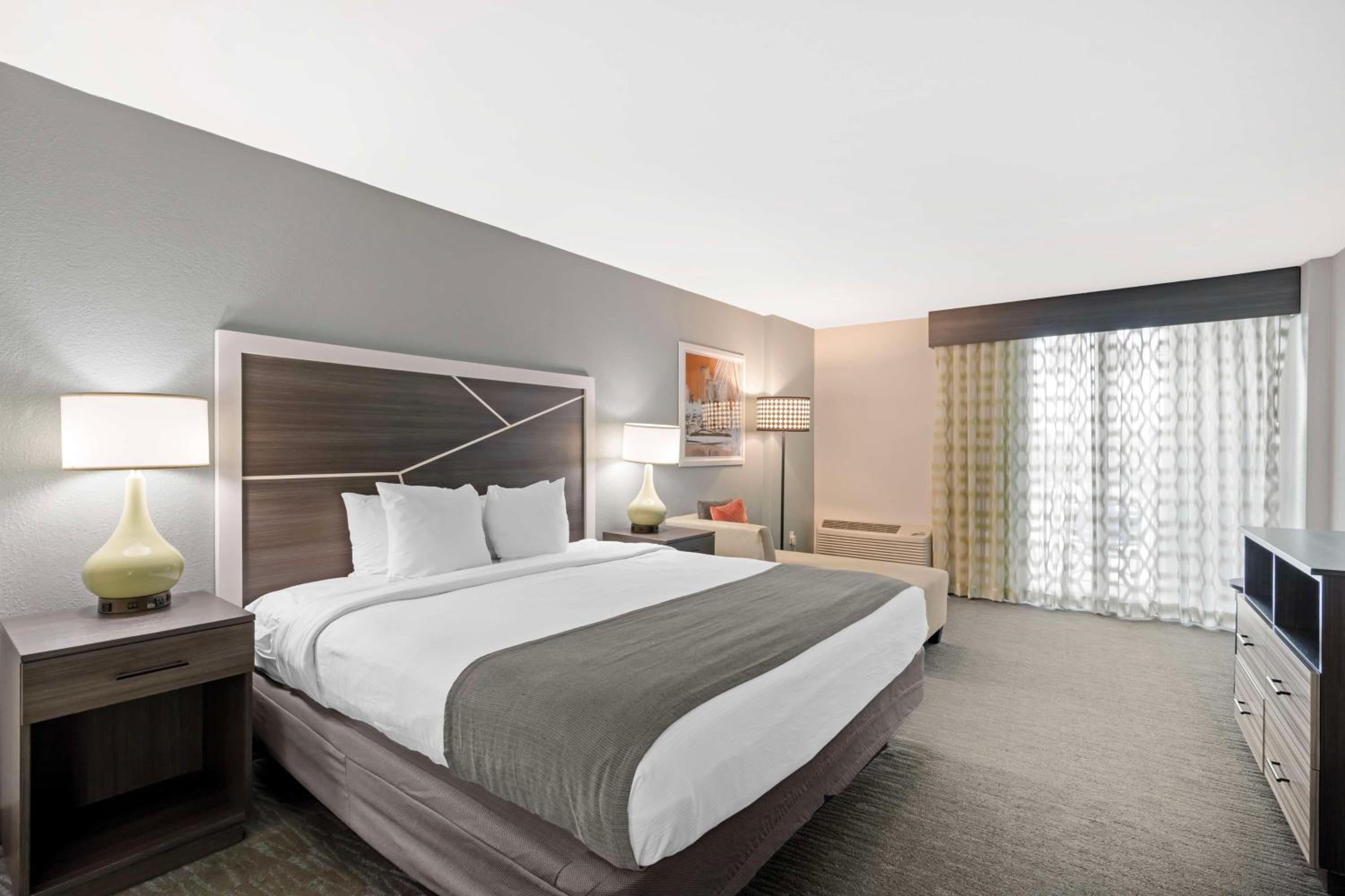 King Suite with Roll-In Shower - Disability/Non-Smoking