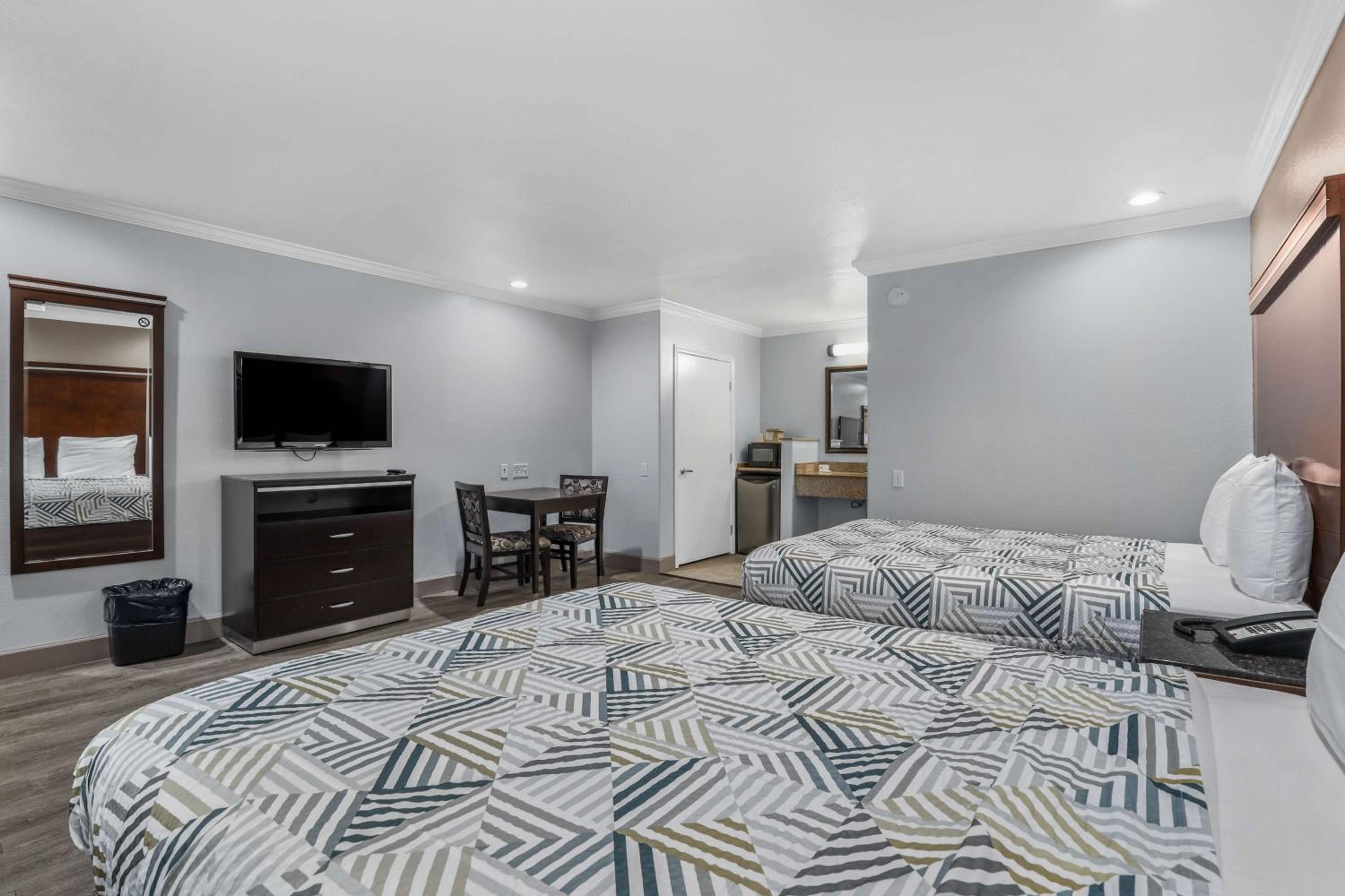Deluxe Quadruple Room - Non-Smoking - Photo 4