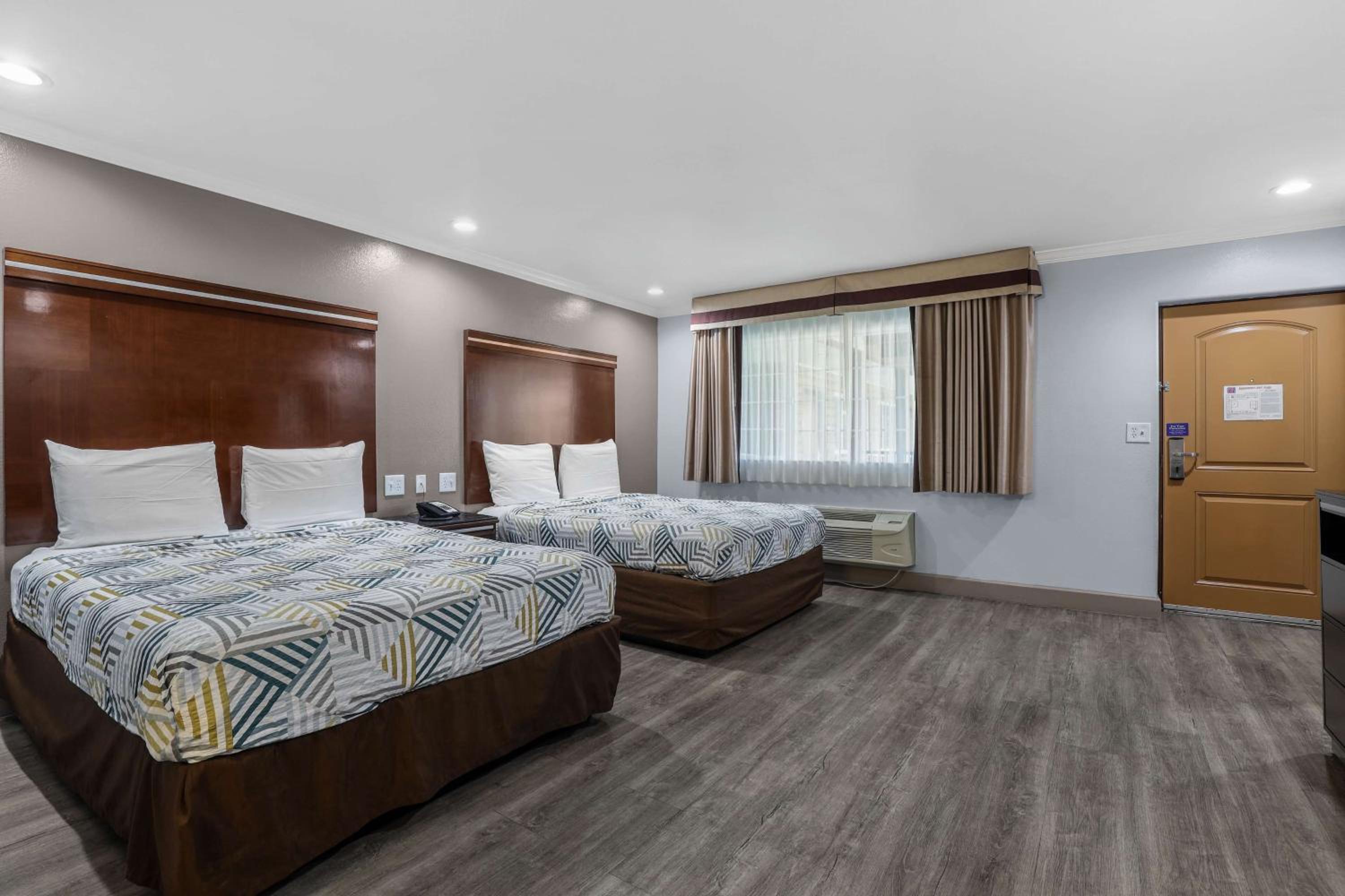 Deluxe Quadruple Room - Non-Smoking - Photo 9