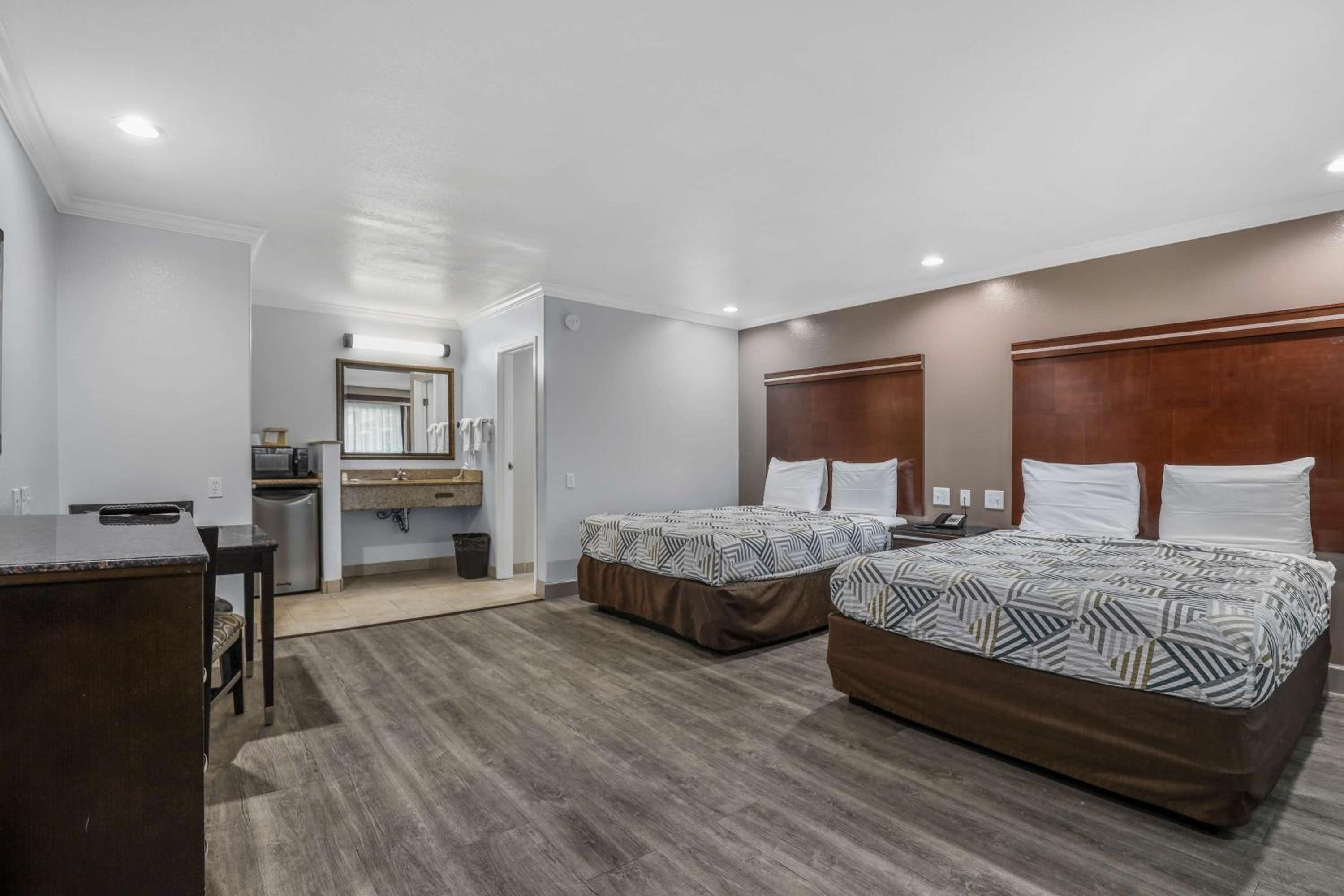 Deluxe Quadruple Room - Non-Smoking - Photo 1