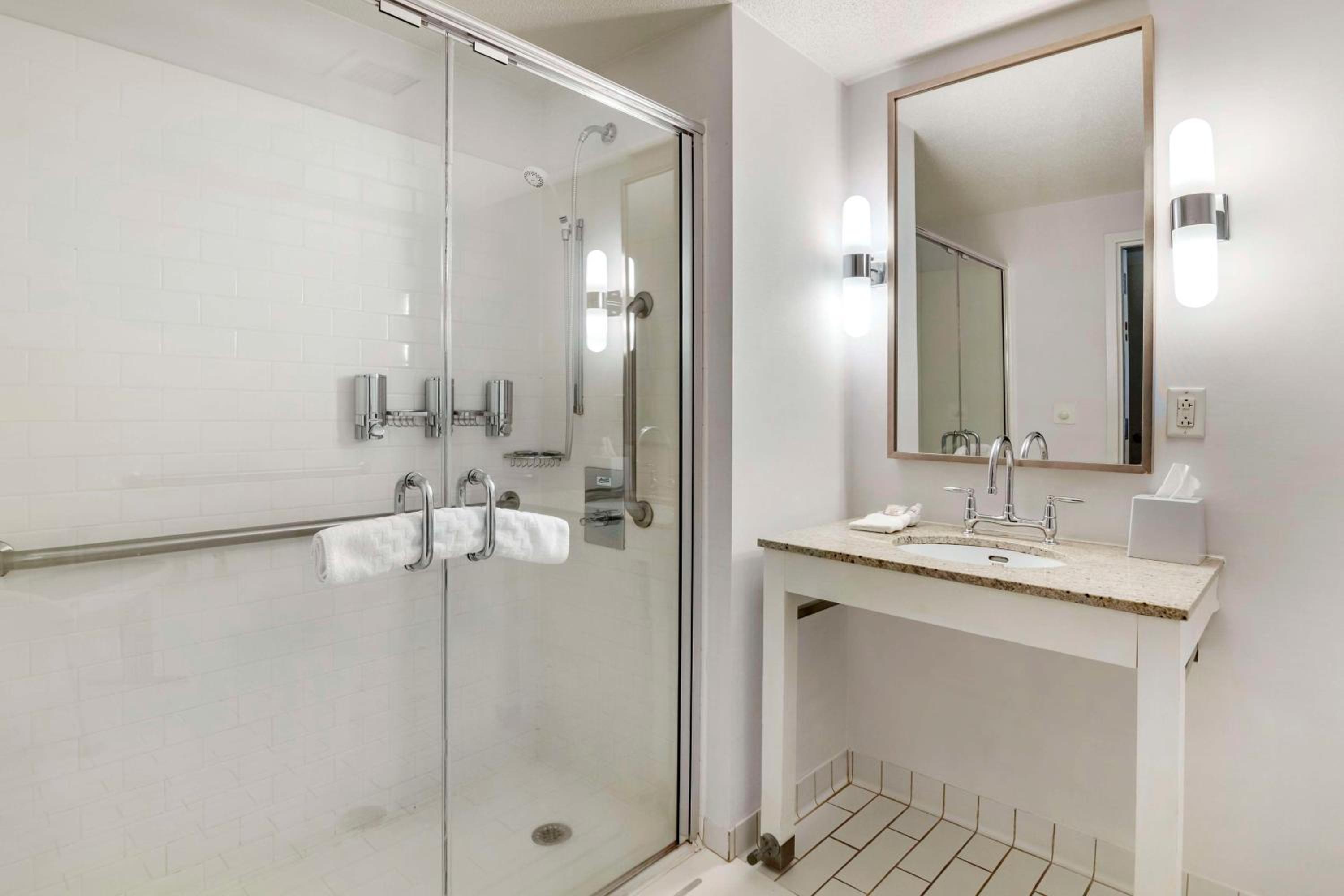 King Room with Roll-In Shower - Disability Access - Photo 5