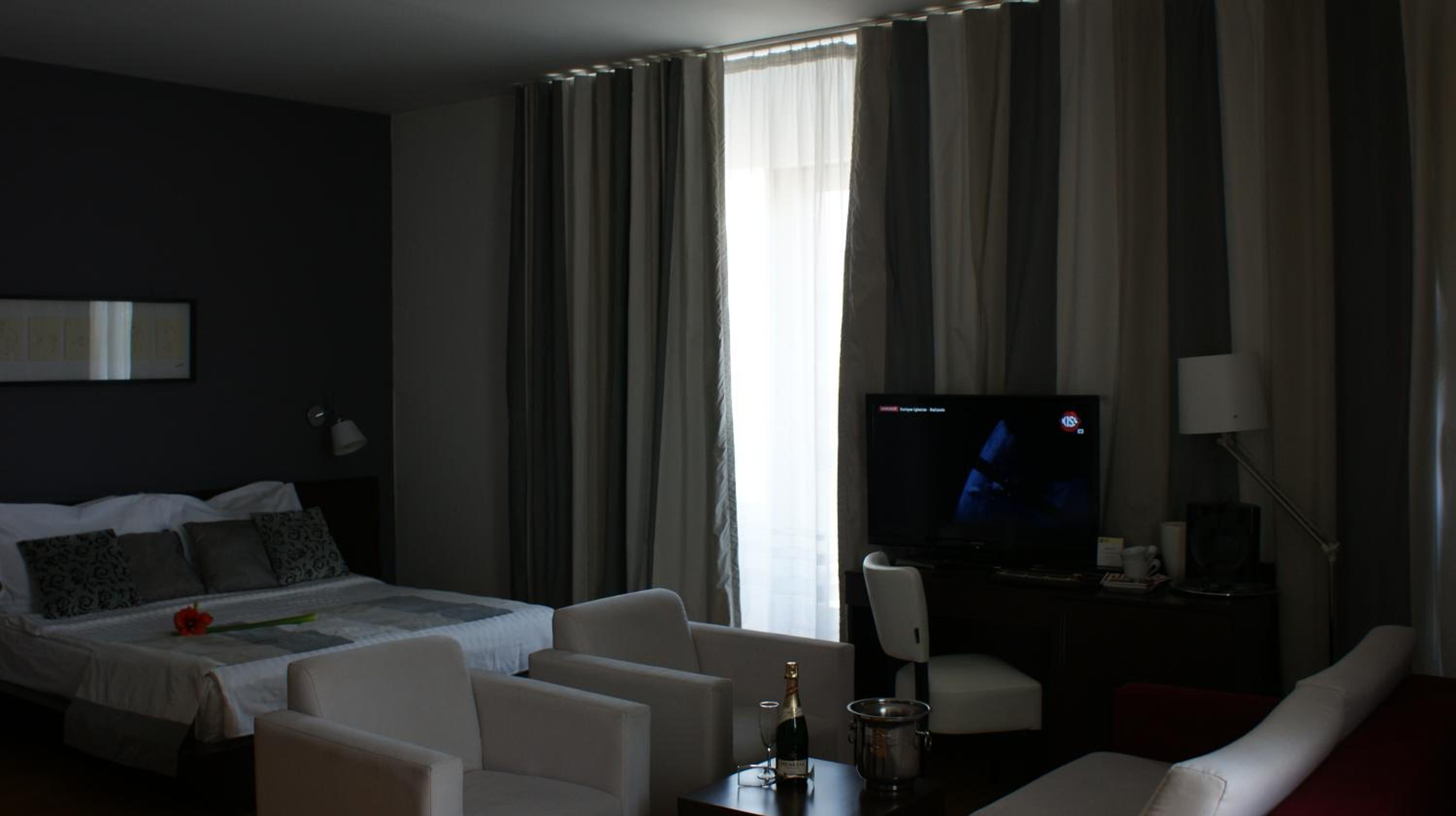 Junior Suite with Balcony - Photo 21
