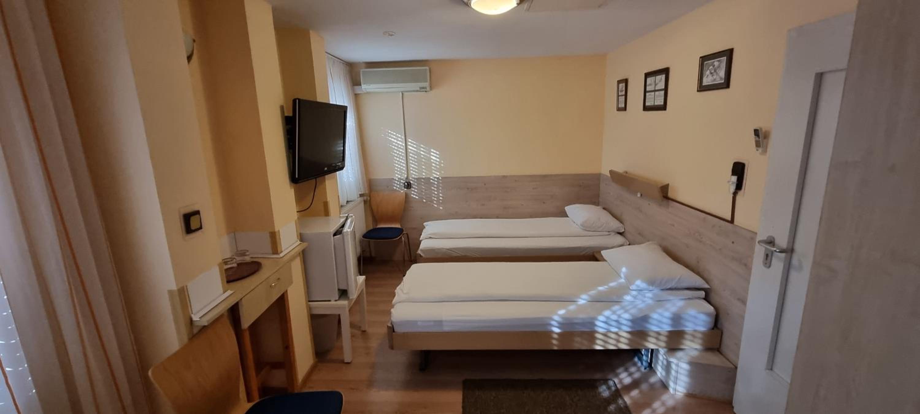 Double Room - Photo 12