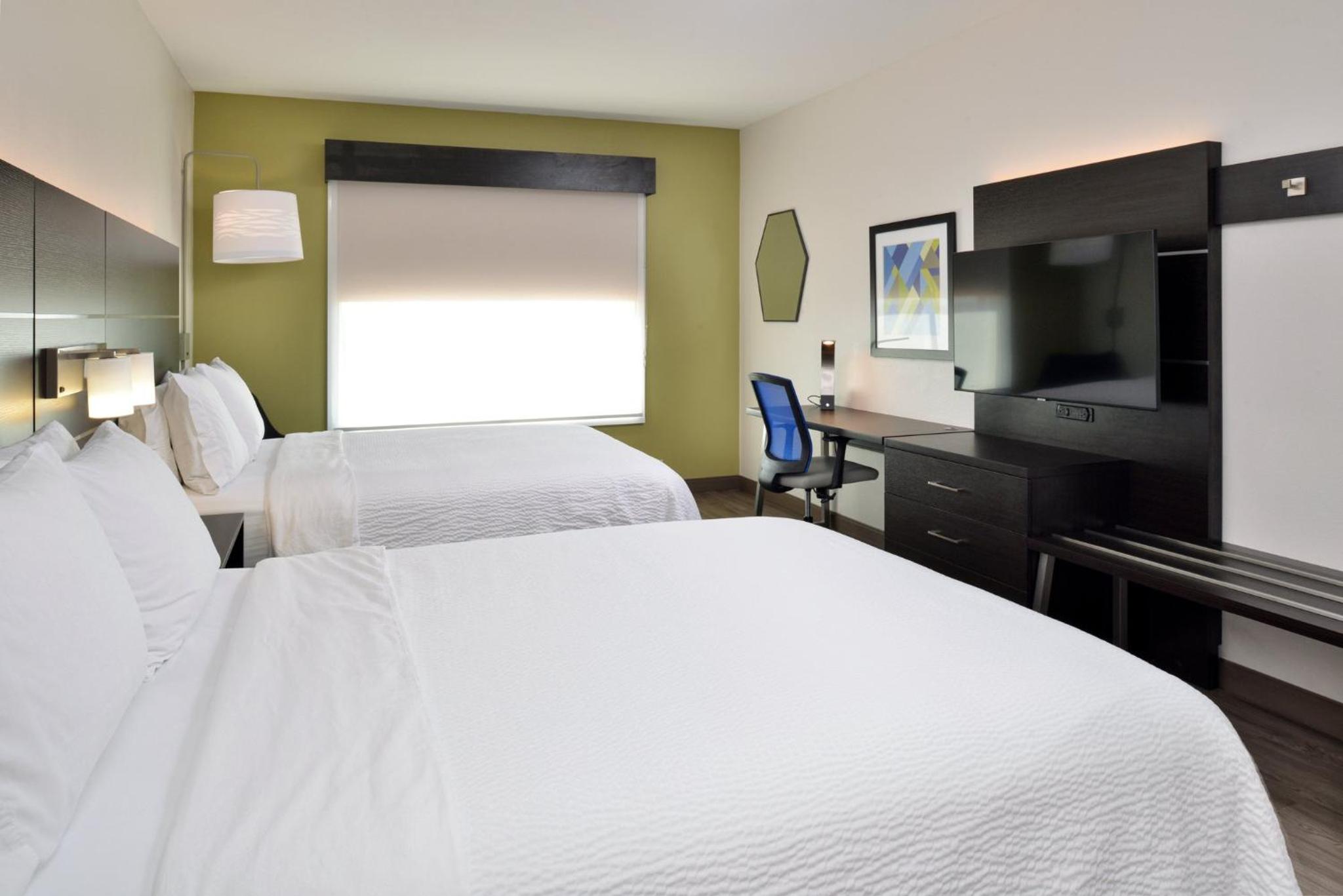 Queen Suite with Two Queen Beds - Photo 2