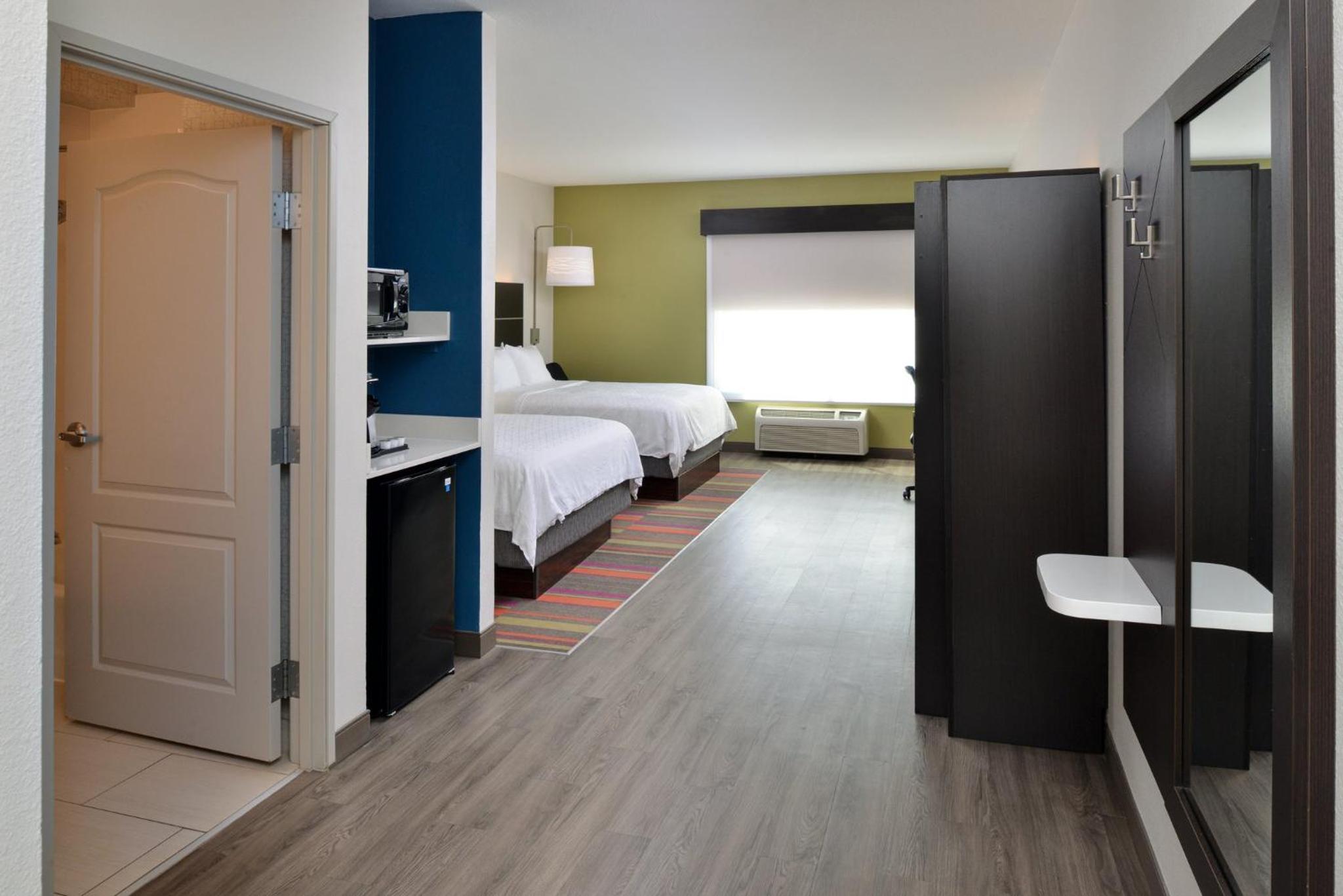 Standard Room with Two Queen Beds - Photo 6