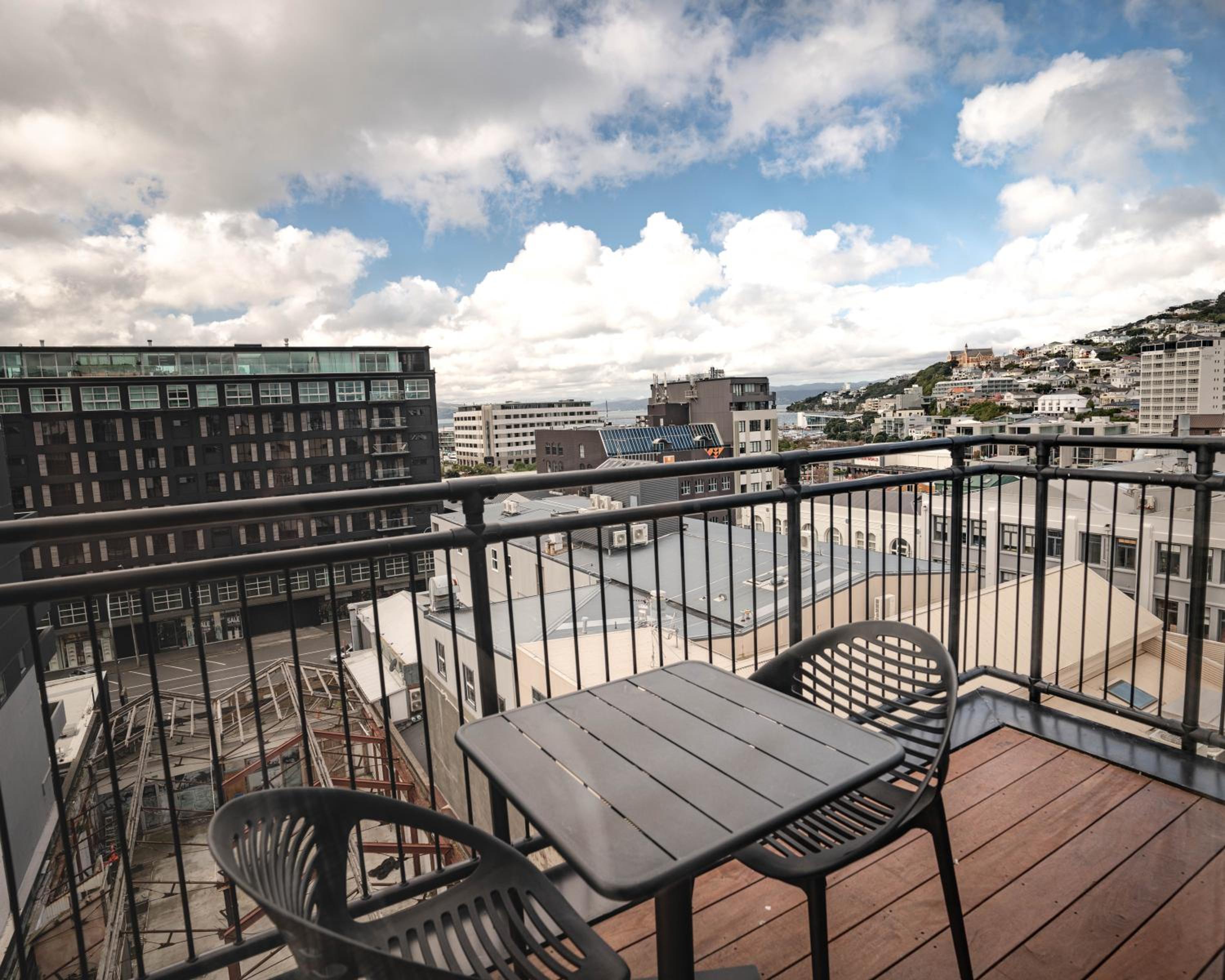 Luxury Penthouse with City View - Photo 30