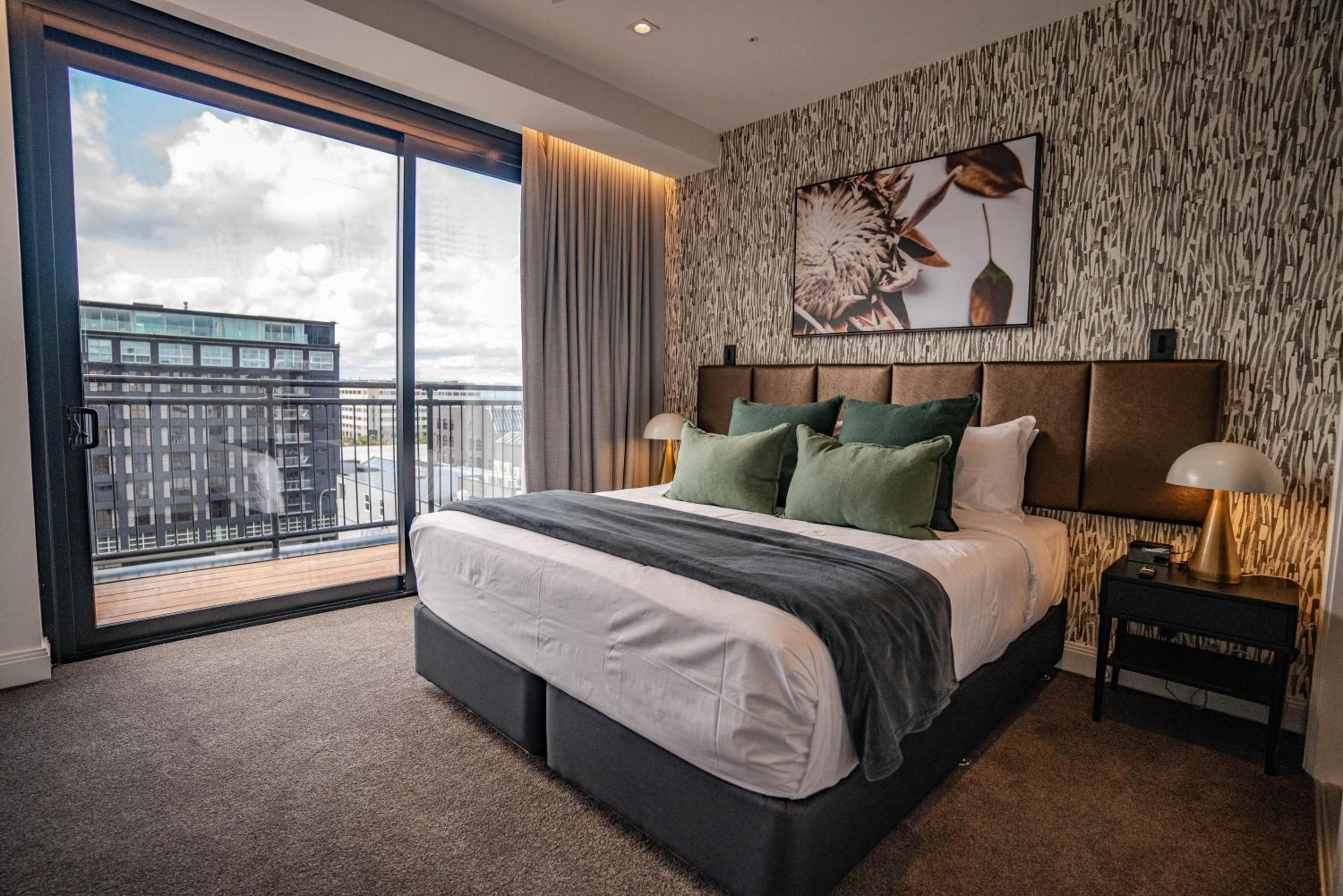 Luxury Penthouse with City View - Photo 35