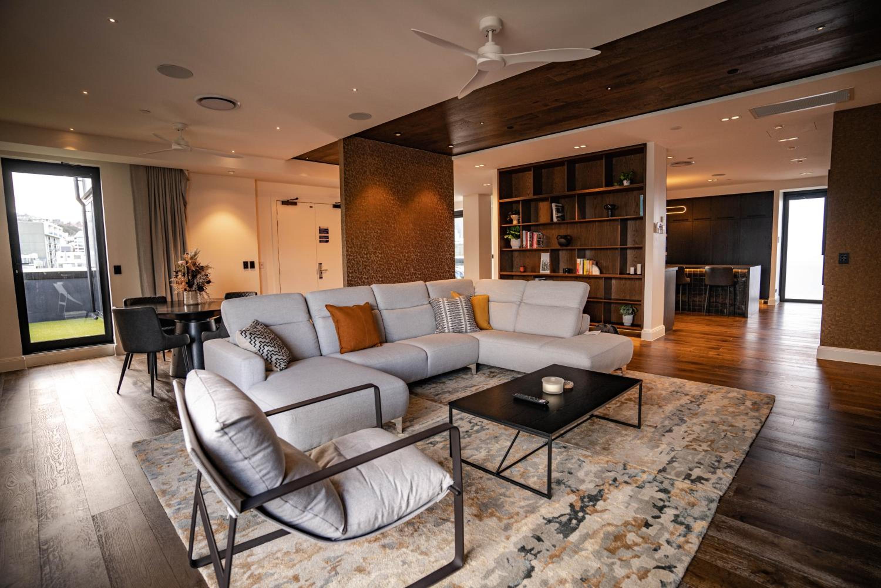 Luxury Penthouse with City View - Photo 29