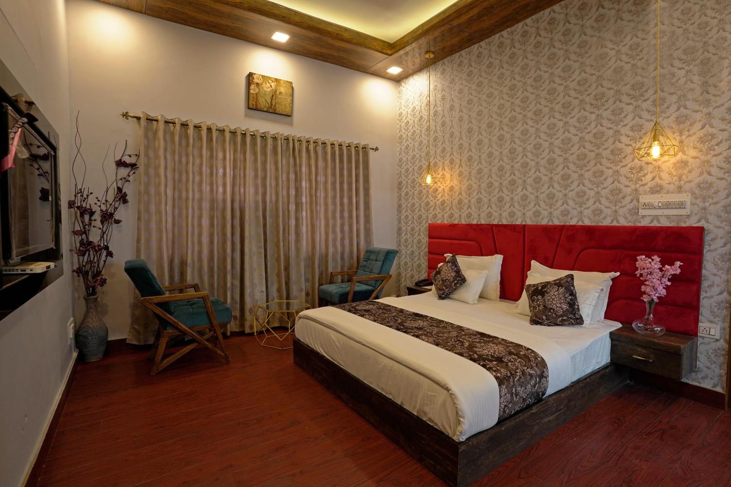 Economy Triple Room photo 3