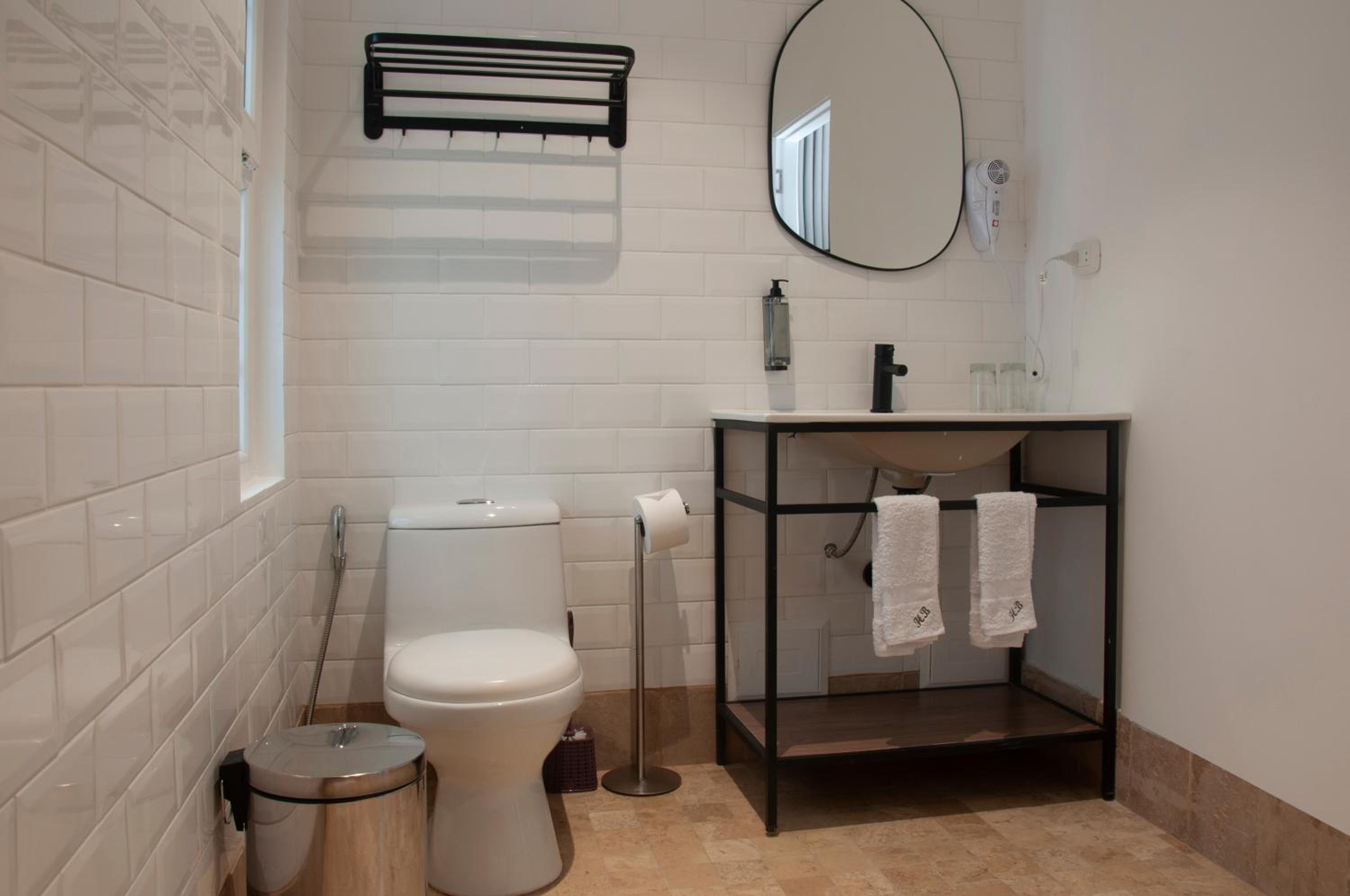 Deluxe King Room - Photo 9