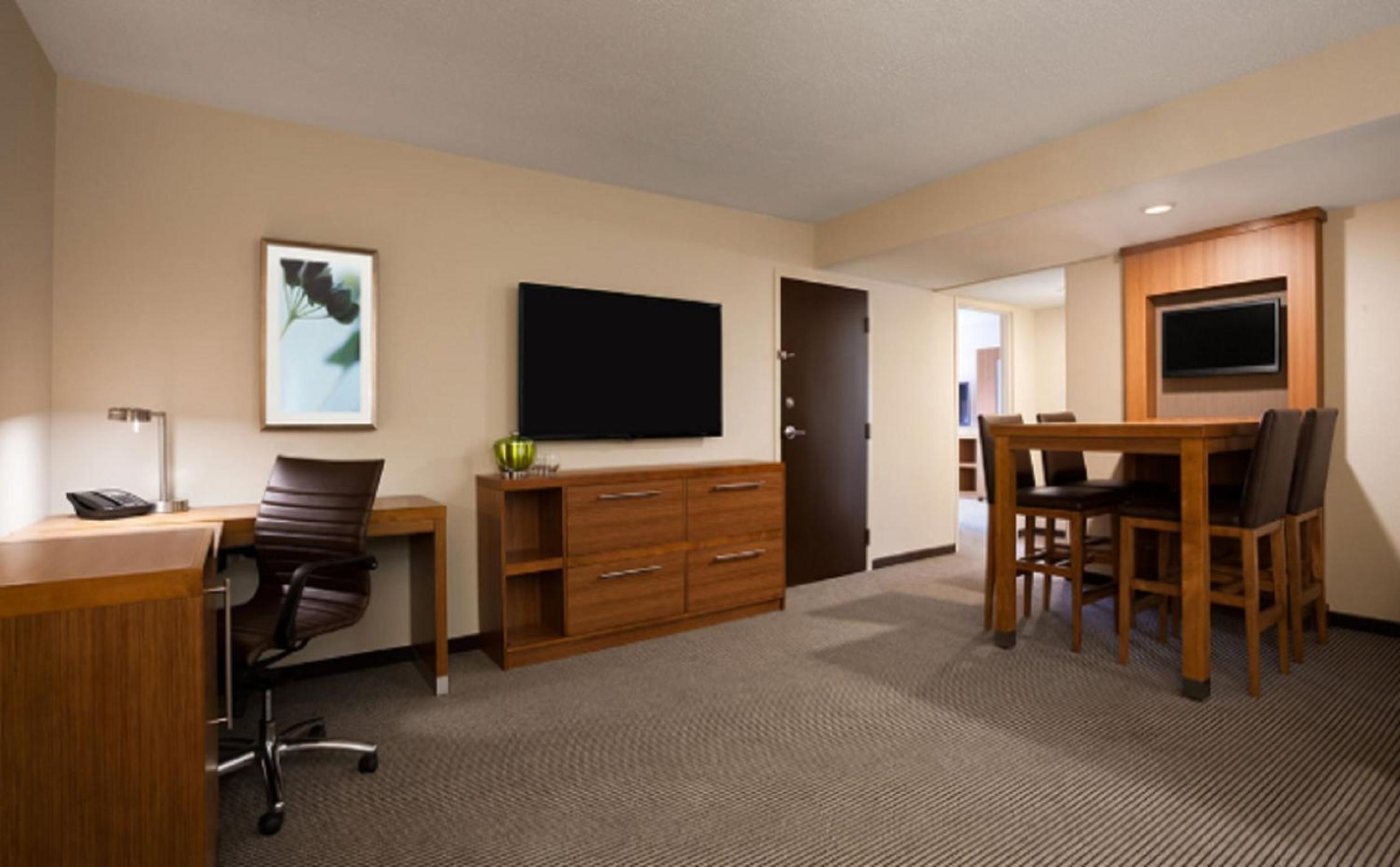 One-Bedroom Suite with Two Queen Beds and Sofa Bed - Photo 2