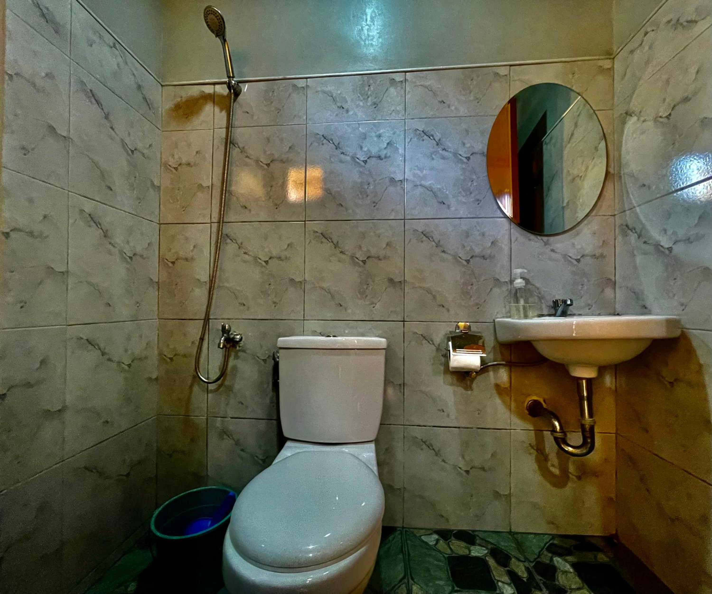 Double Room with Private Bathroom - Photo 2