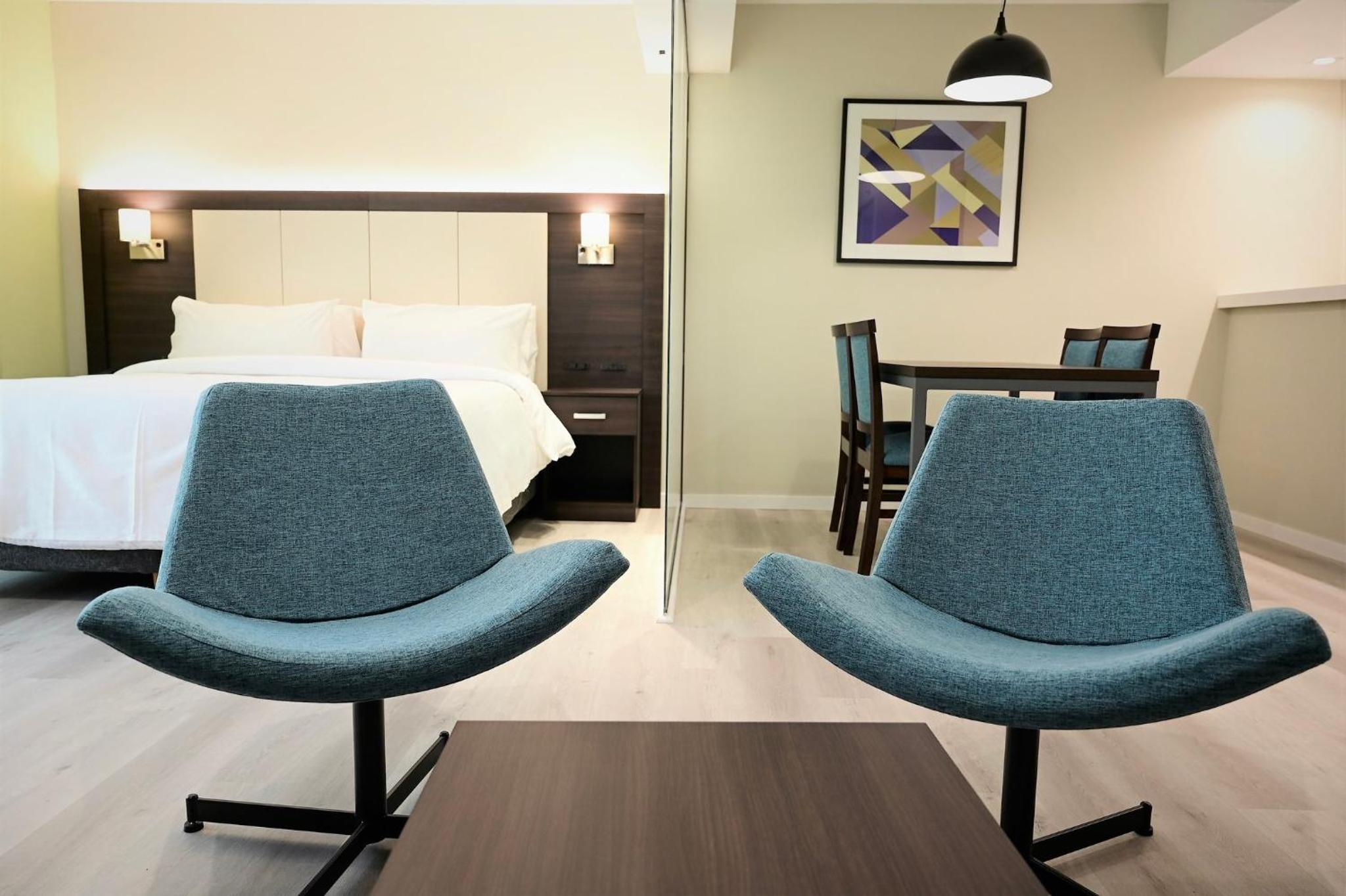 King Suite thumbnail 6