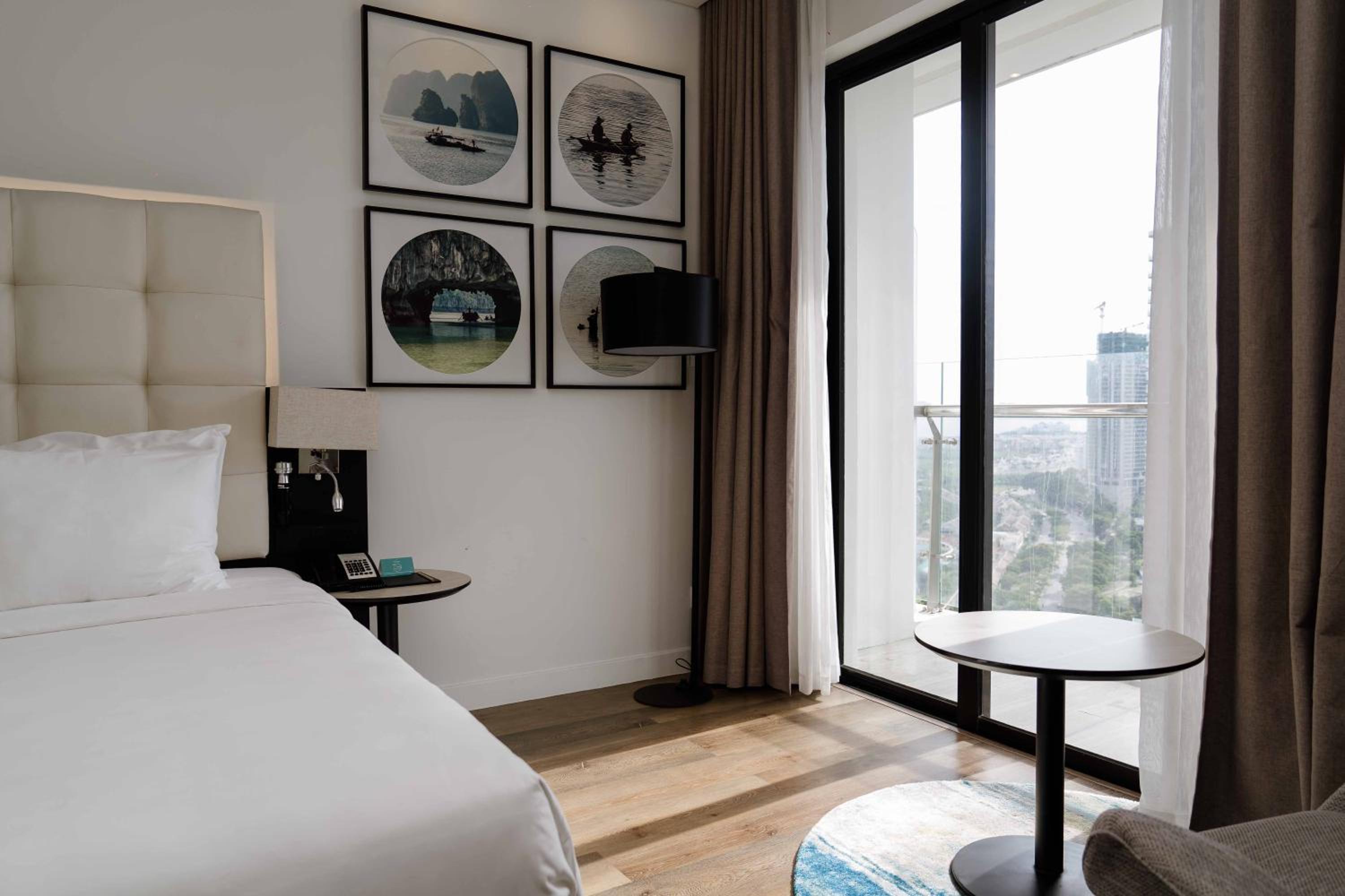Deluxe King Room with Panoramic View - Non-Smoking - Photo 4