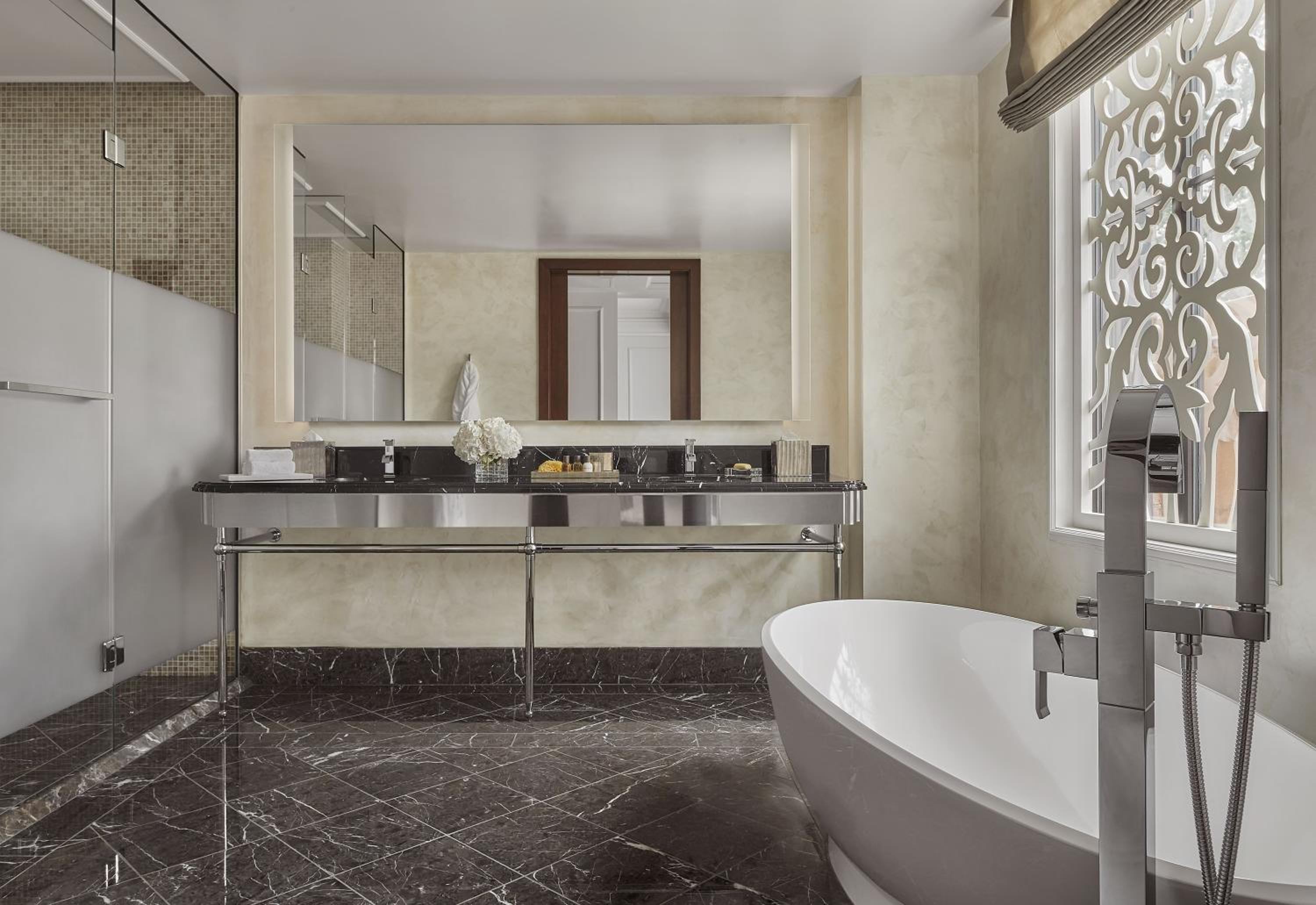 Rosewood Suite photo 3