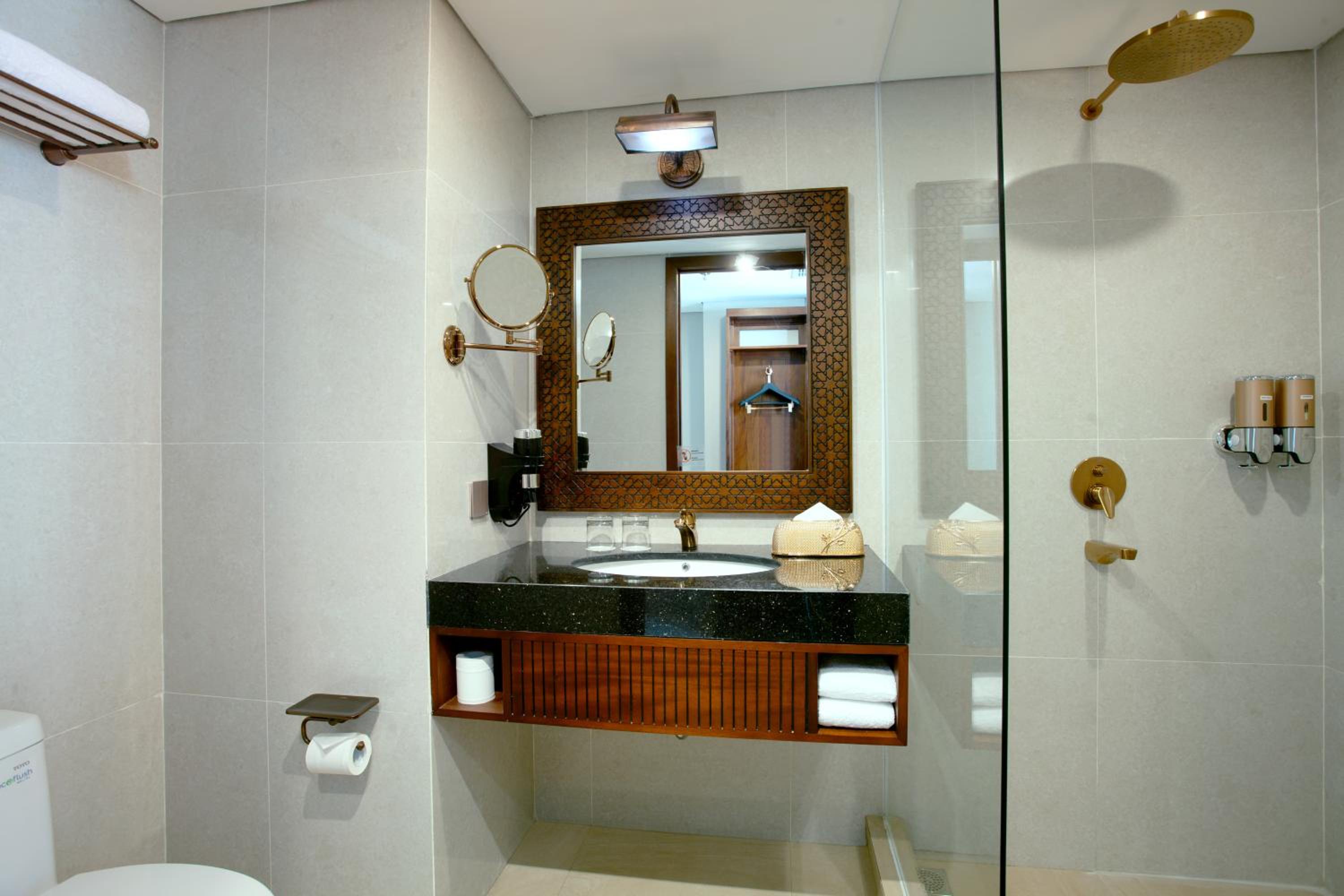 Deluxe Double Room with Shower - smoking - Photo 4