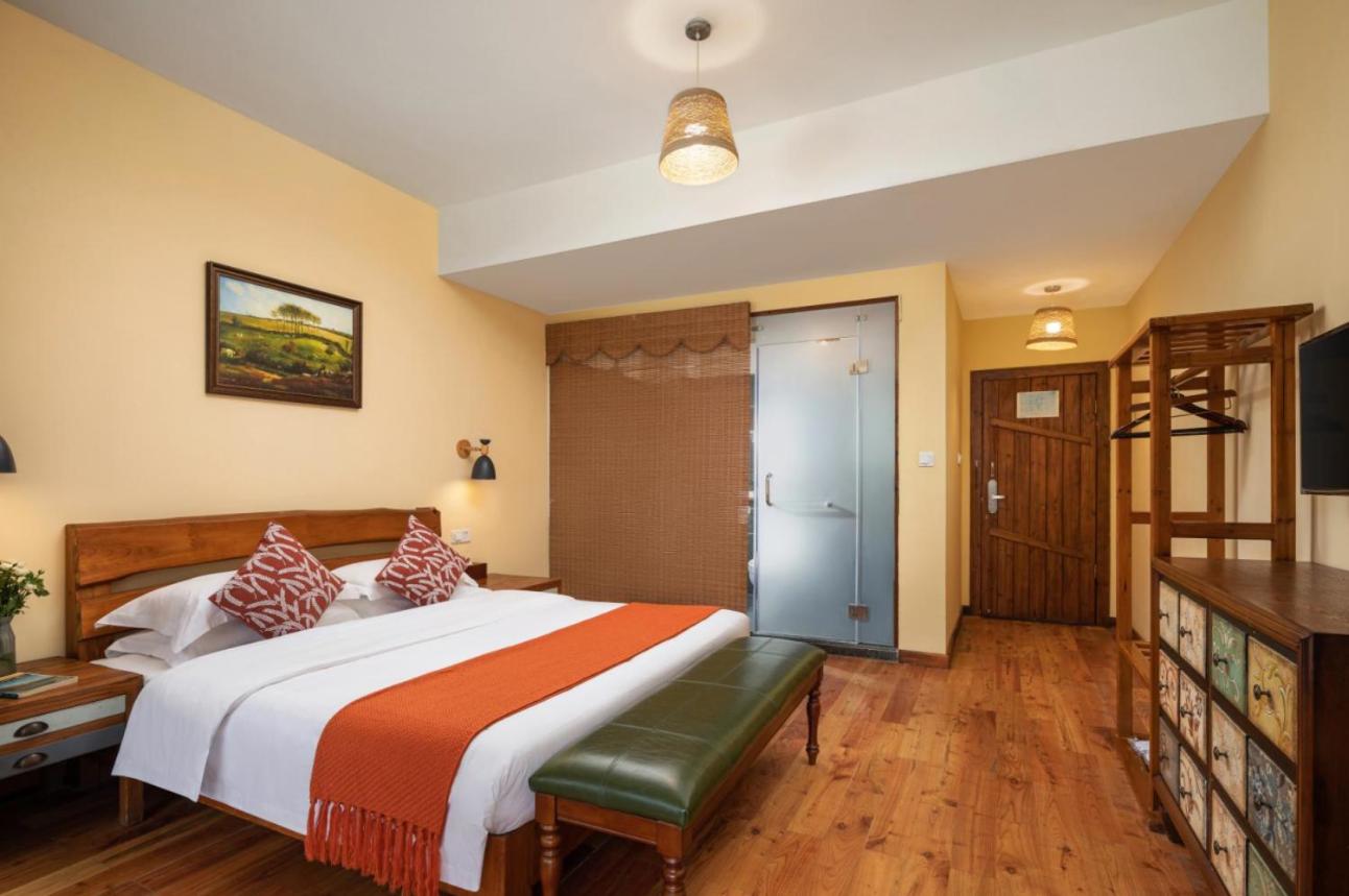 Queen Room with Balcony photo 2