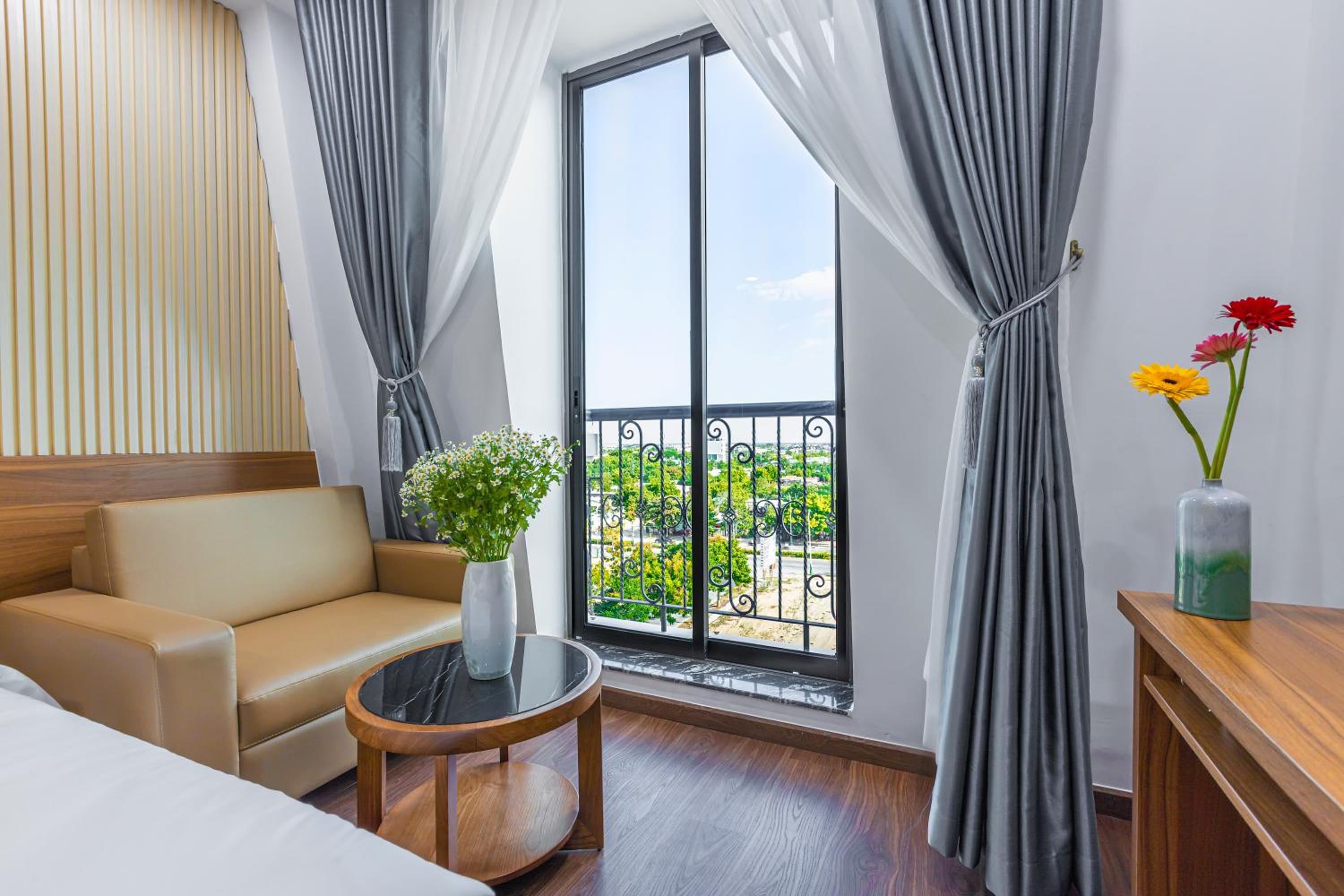 Deluxe King Room - Photo 12