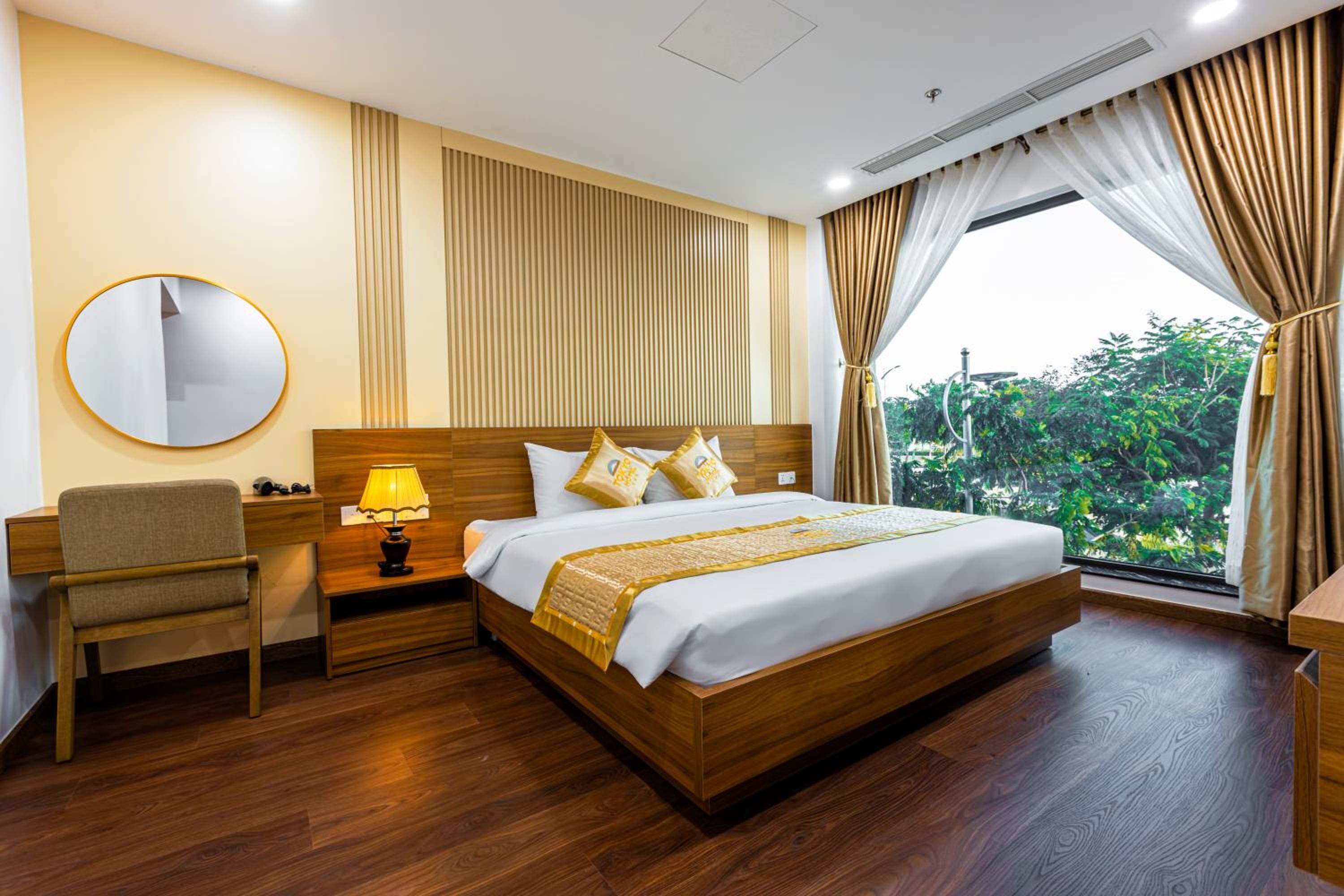 Executive Suite - Photo 1