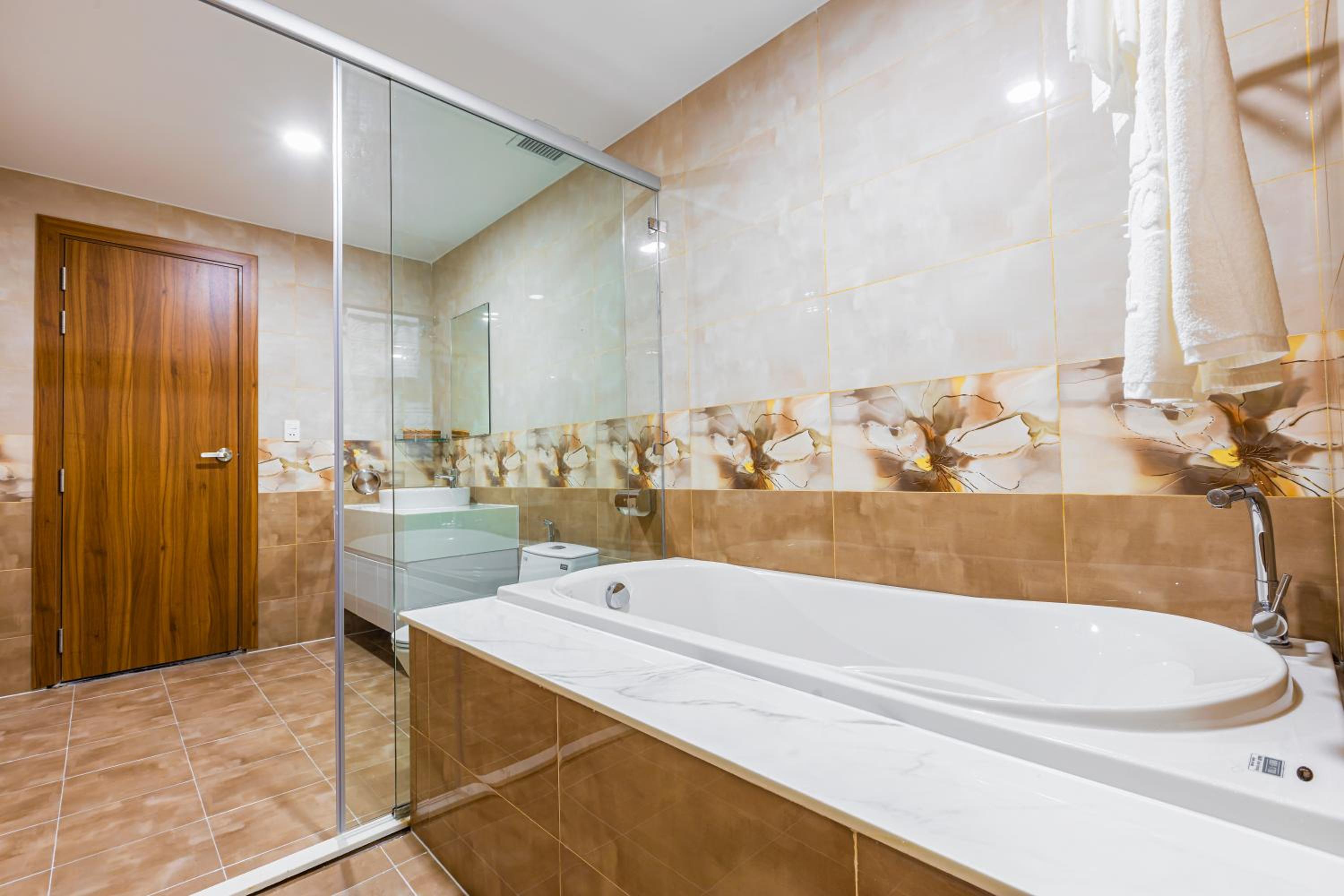 Executive Suite - Photo 2