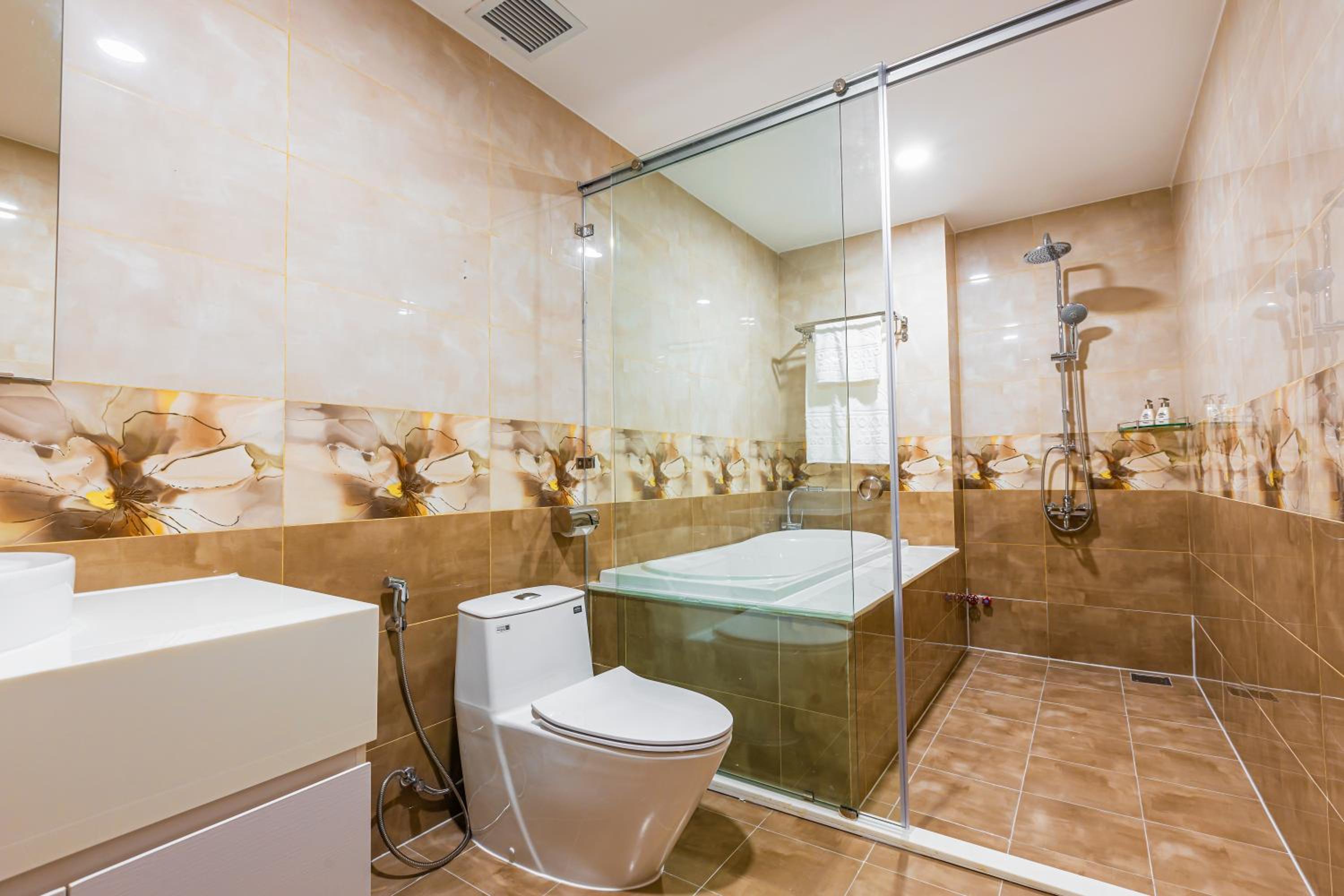 Executive Suite - Photo 4