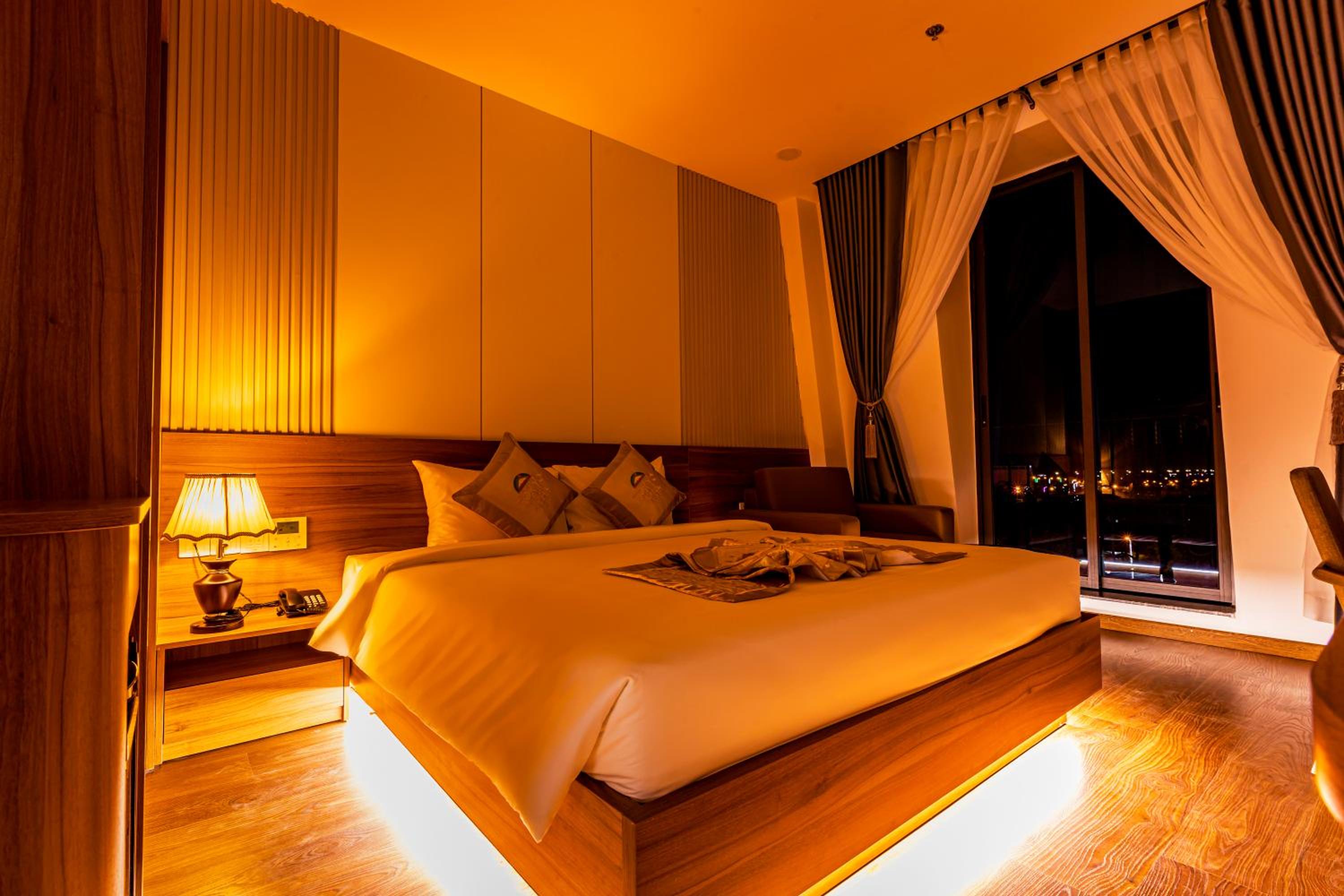 Deluxe King Room - Photo 7