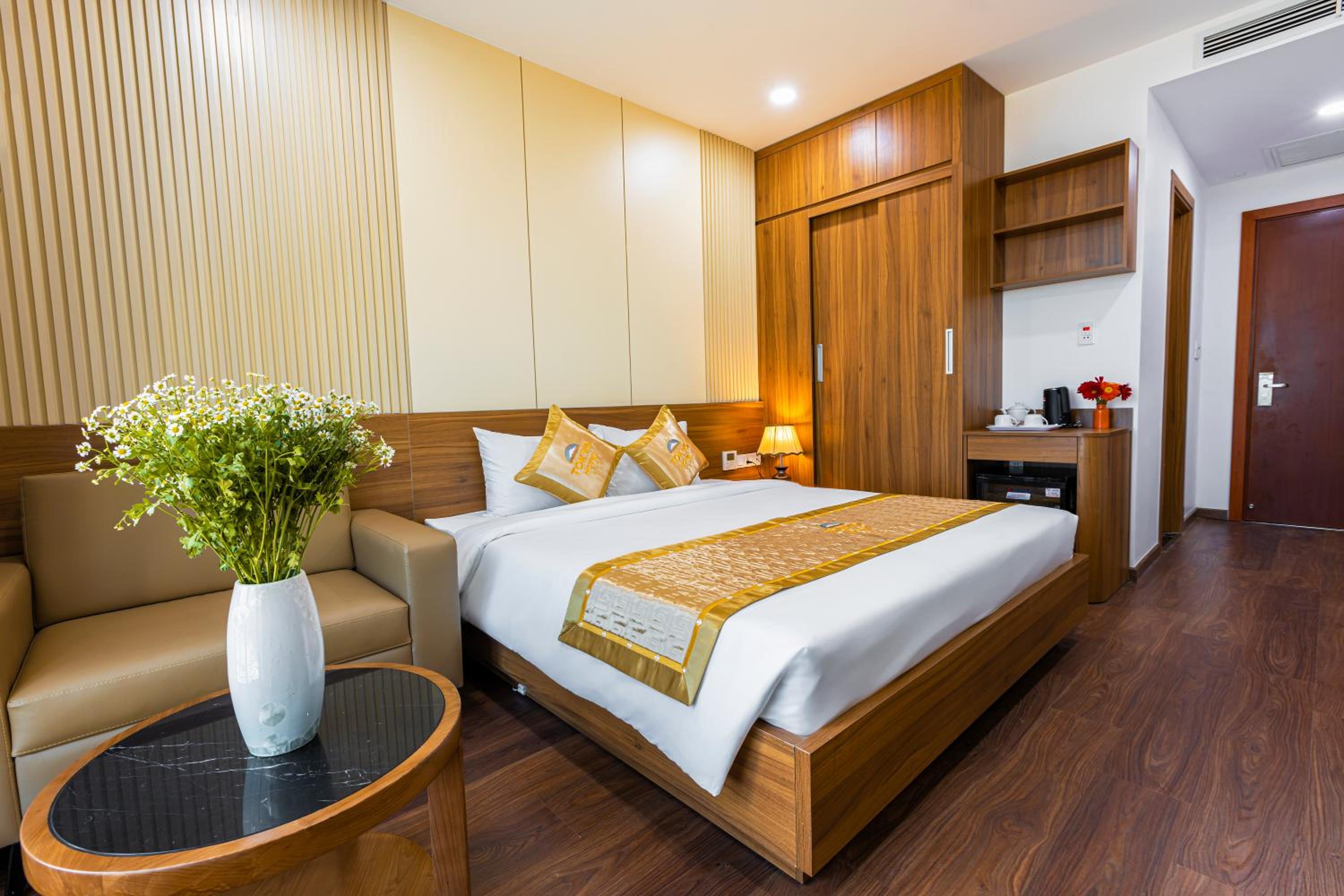 Deluxe King Room - Photo 11
