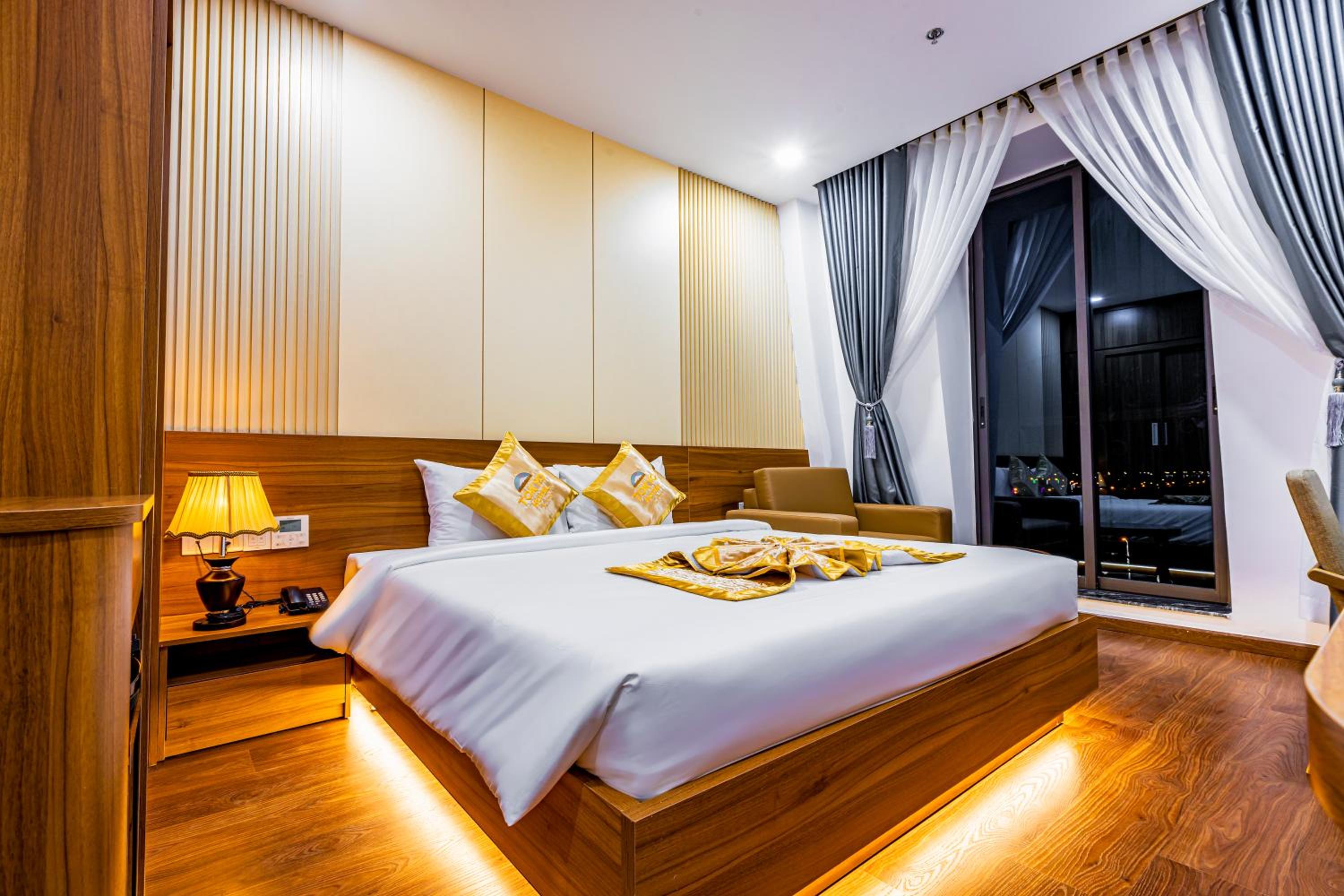 Deluxe King Room - Photo 1