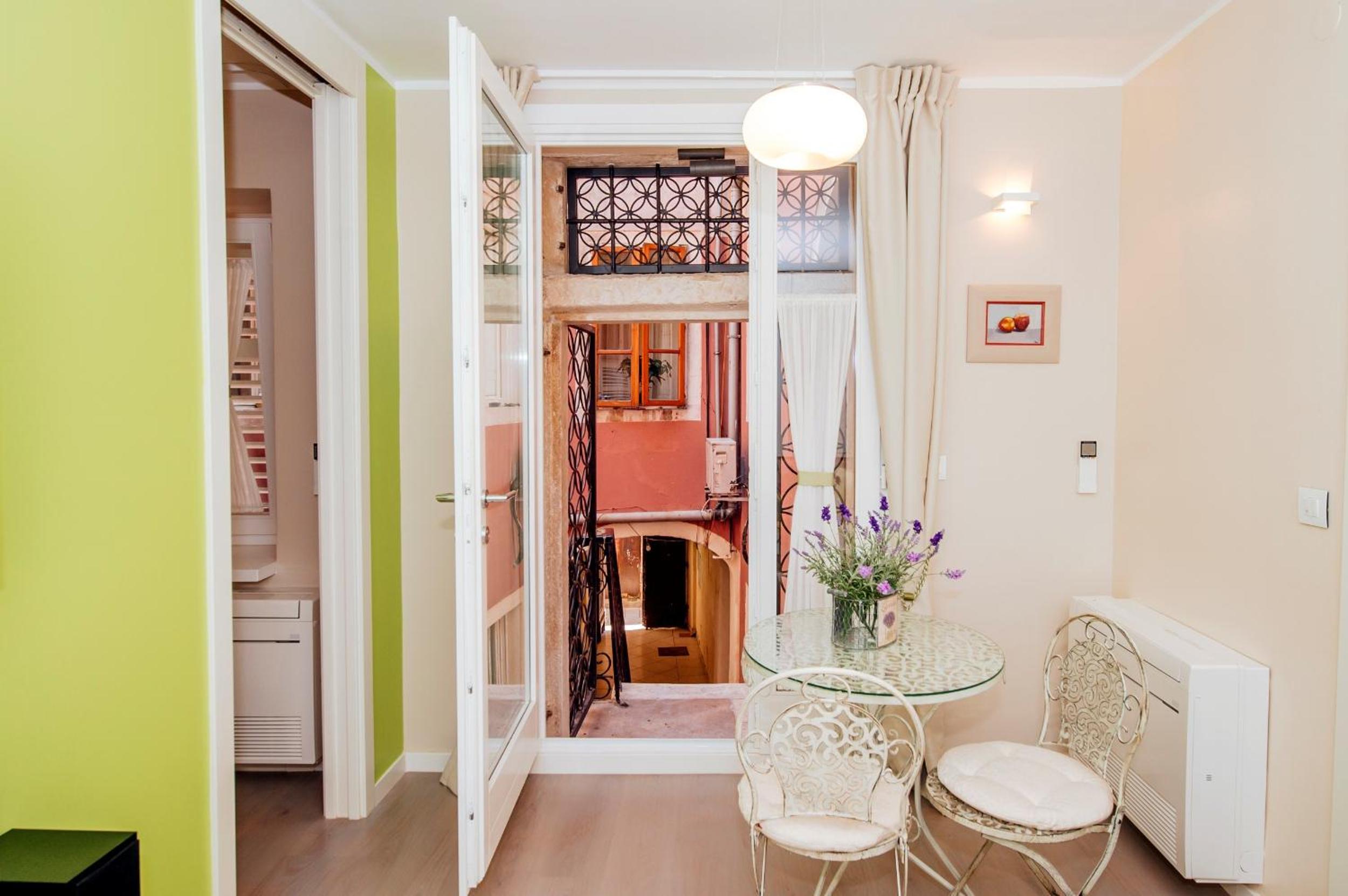 Studio Apartment - Photo 19