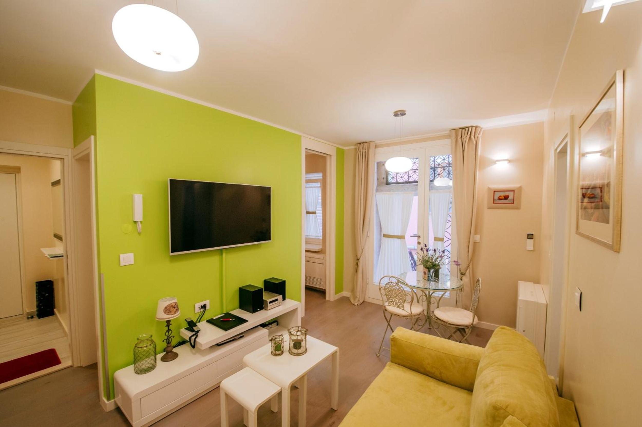 Studio Apartment - Photo 23