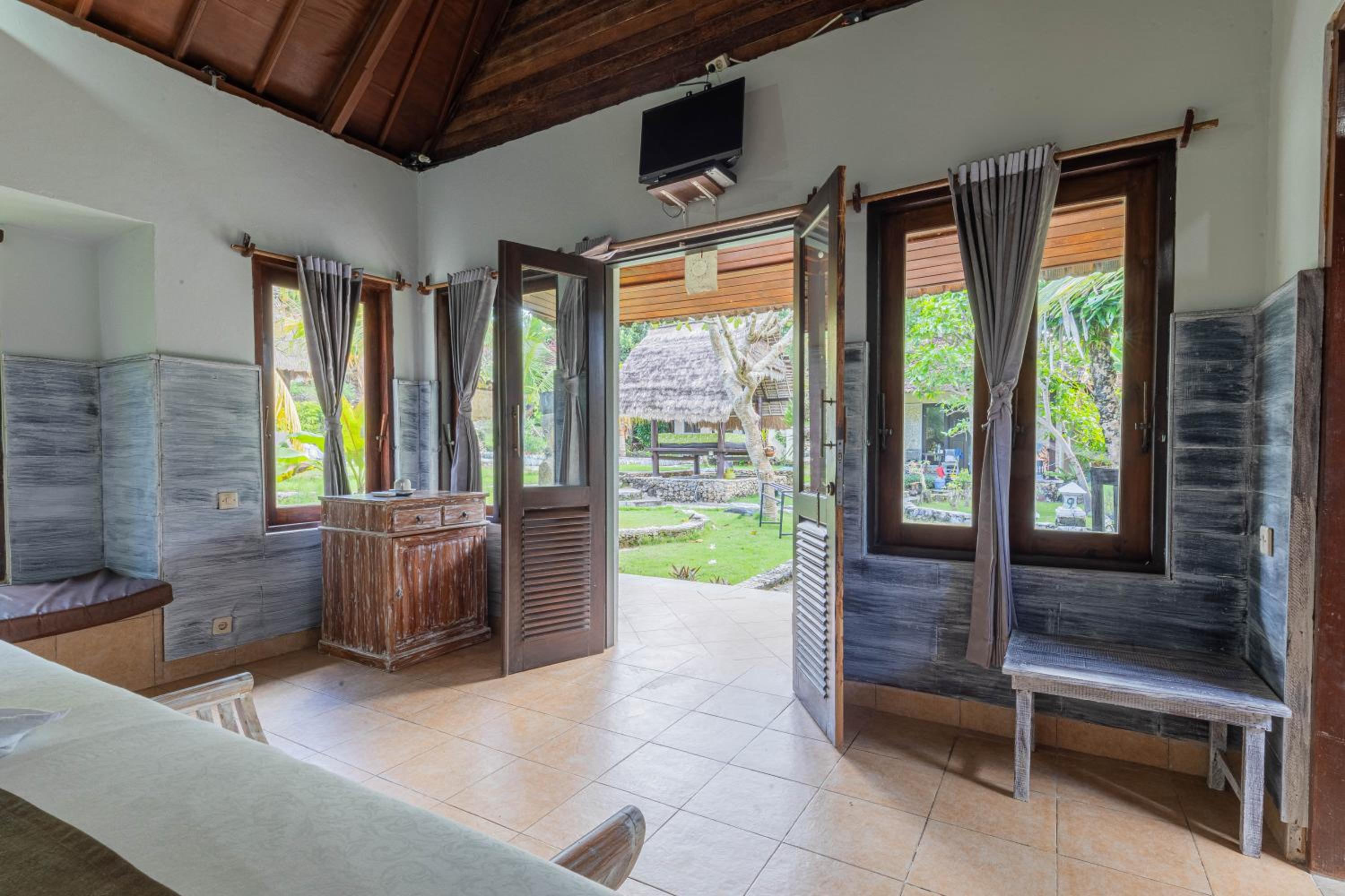 One Bungalow King Bed With Garden View - Photo 11
