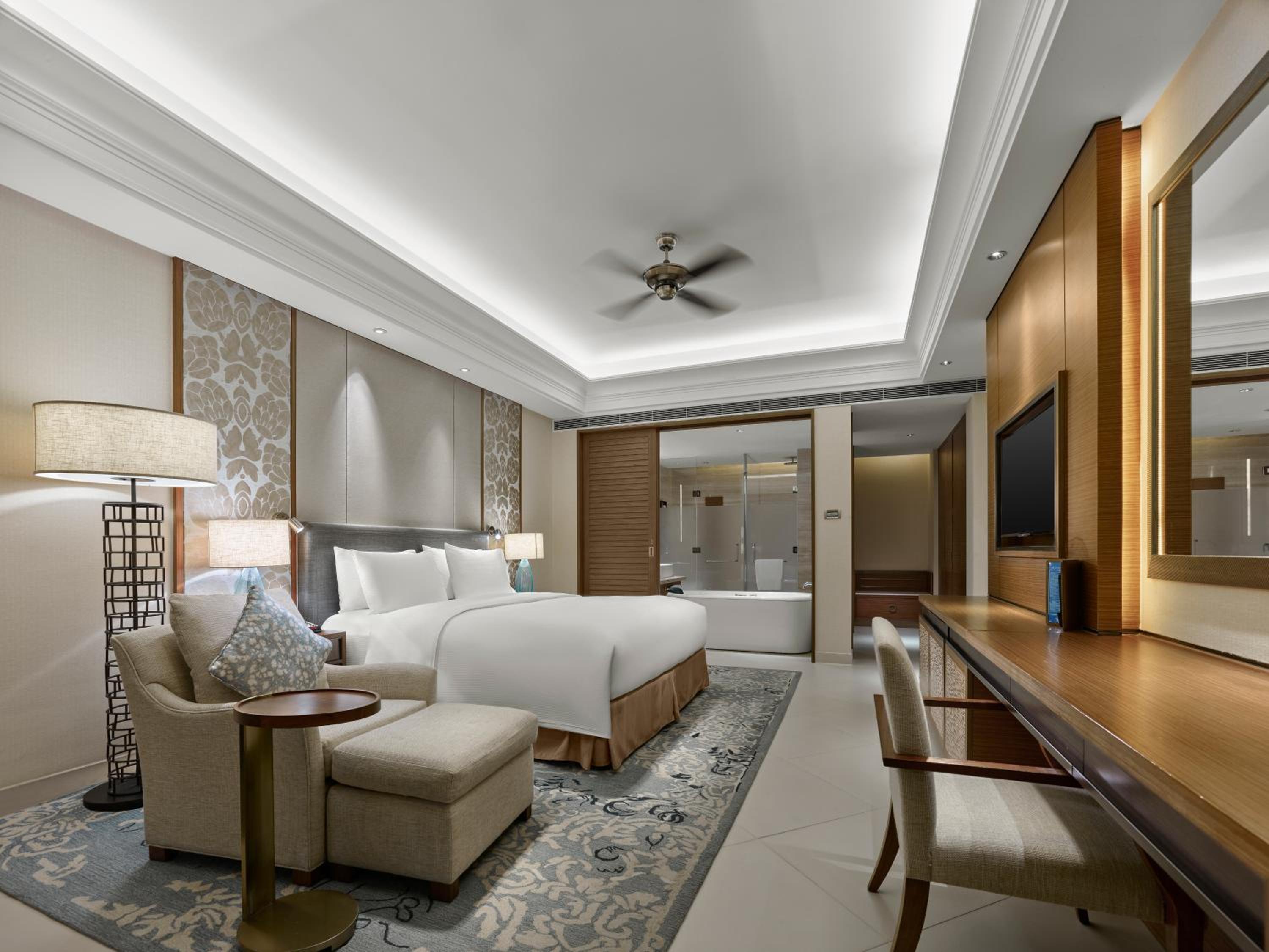 One-Bedroom King Suite - Lounge Access photo 3