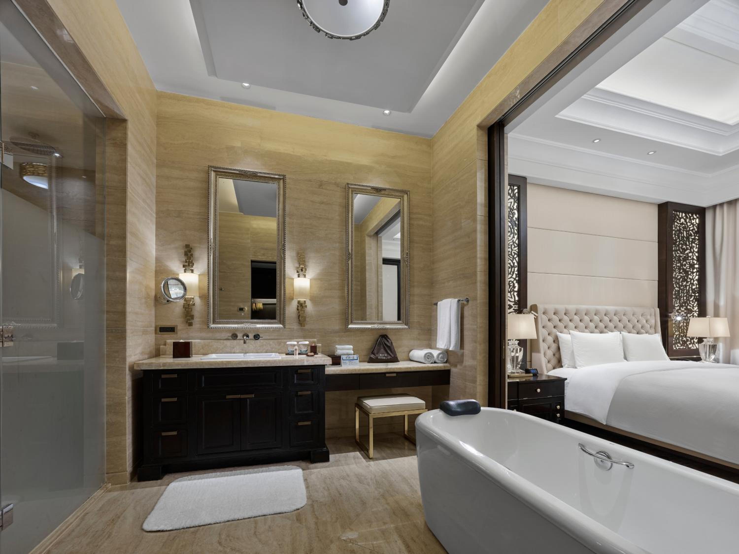 Central Sea View King Room photo 3