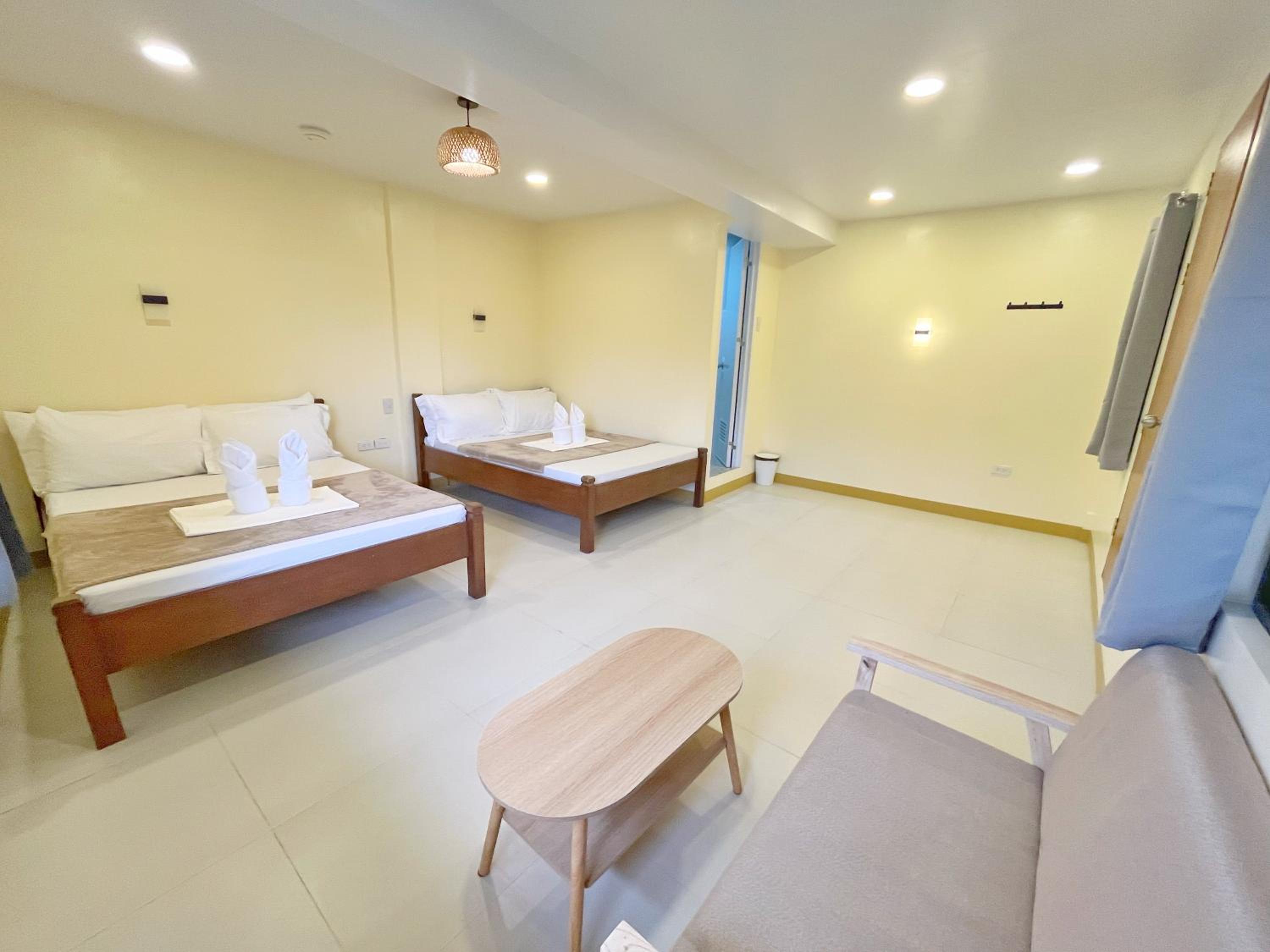 Quadruple Room with Private Bathroom - Photo 3