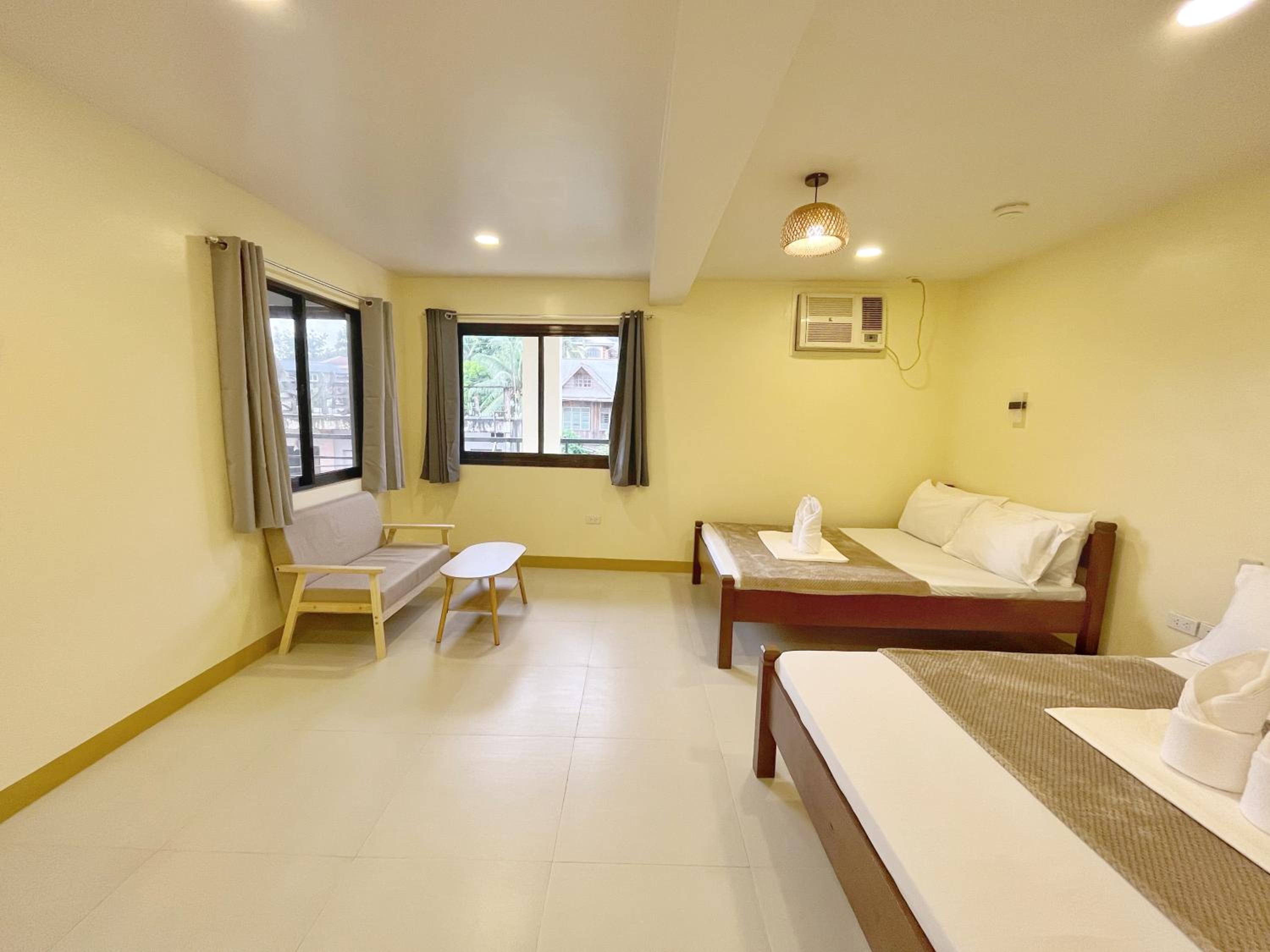 Quadruple Room with Private Bathroom - Photo 4