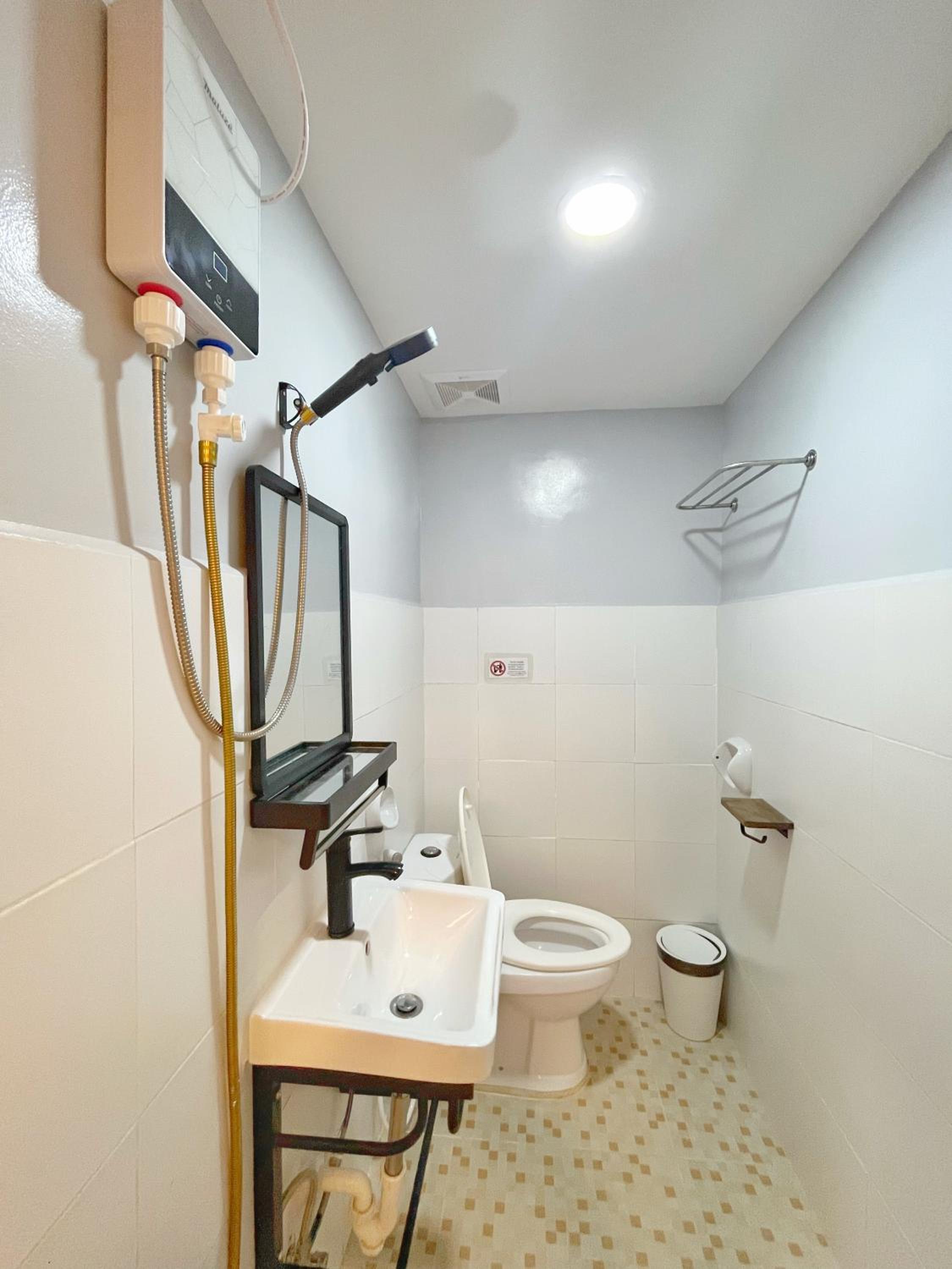Quadruple Room with Private Bathroom - Photo 2