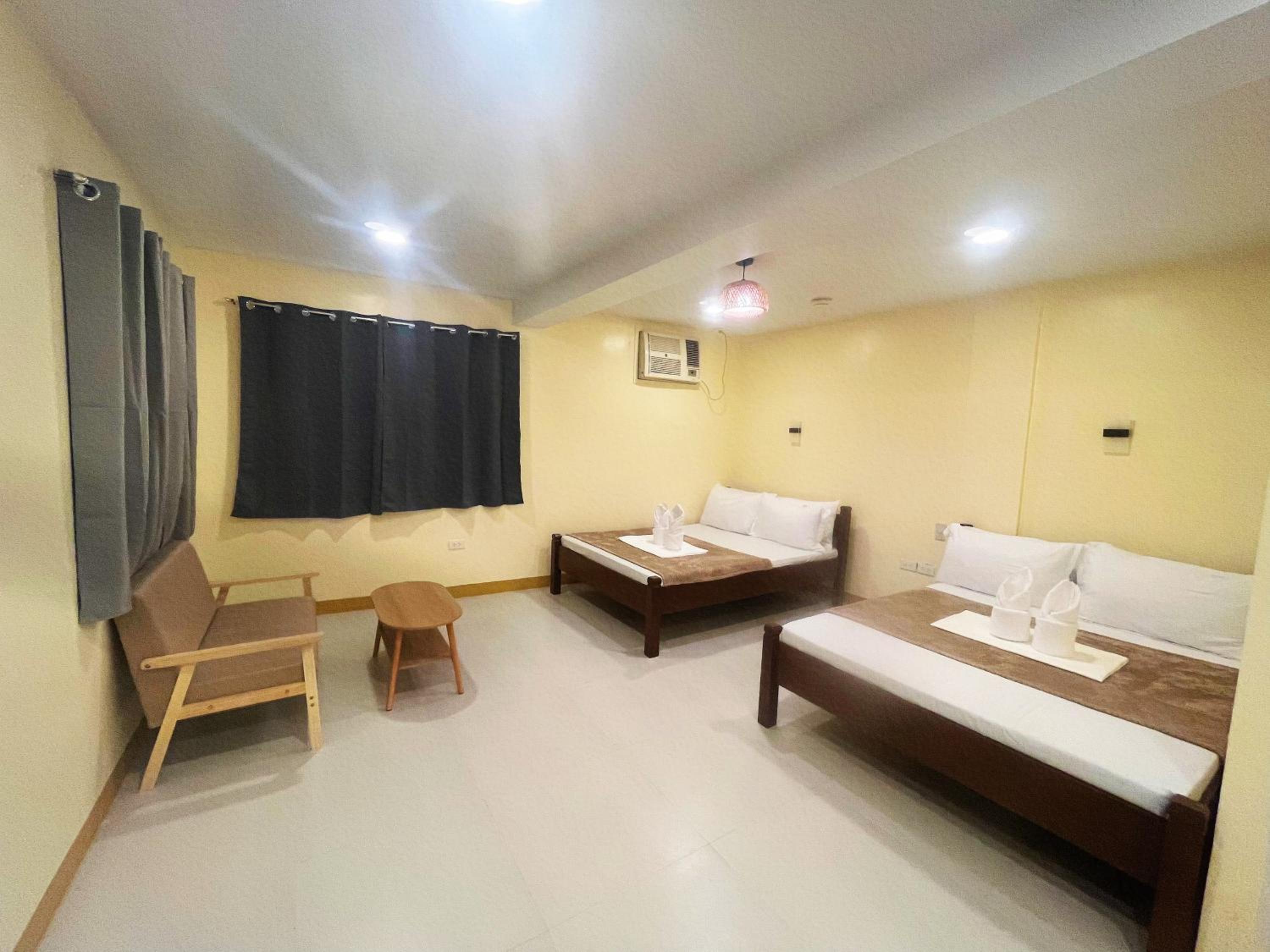 Quadruple Room with Private Bathroom - Photo 5