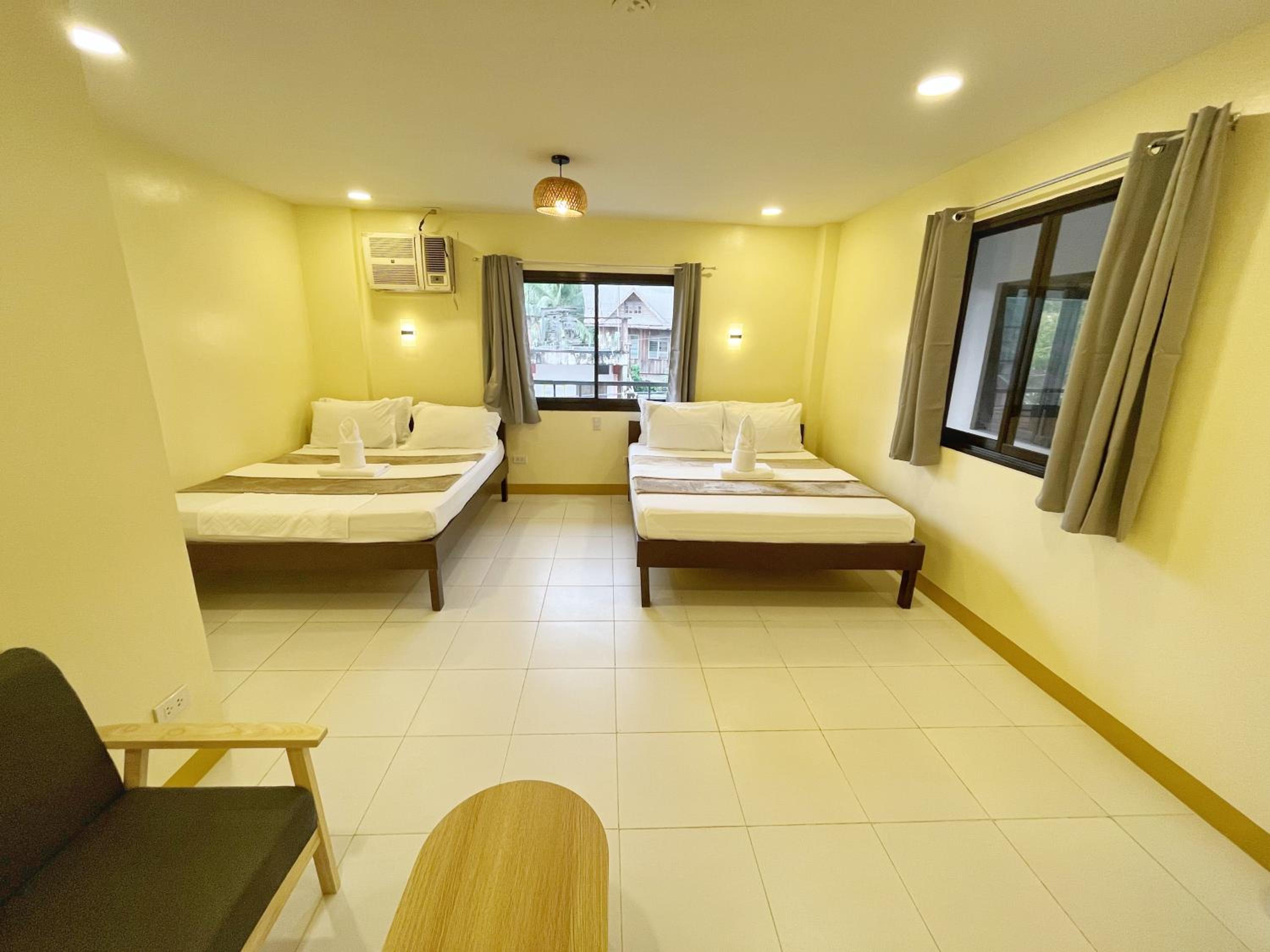 Quadruple Room with Private Bathroom - Photo 9