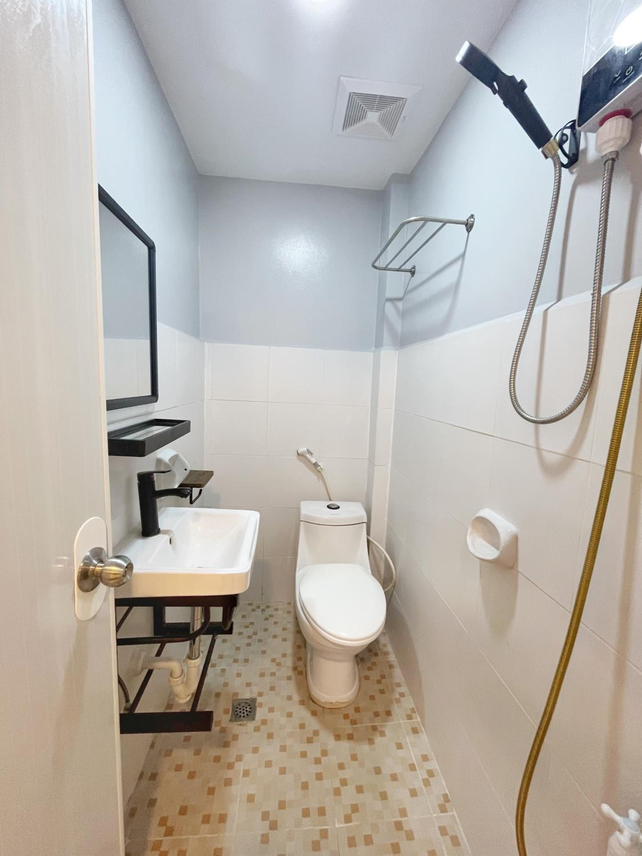 Quadruple Room with Private Bathroom - Photo 7