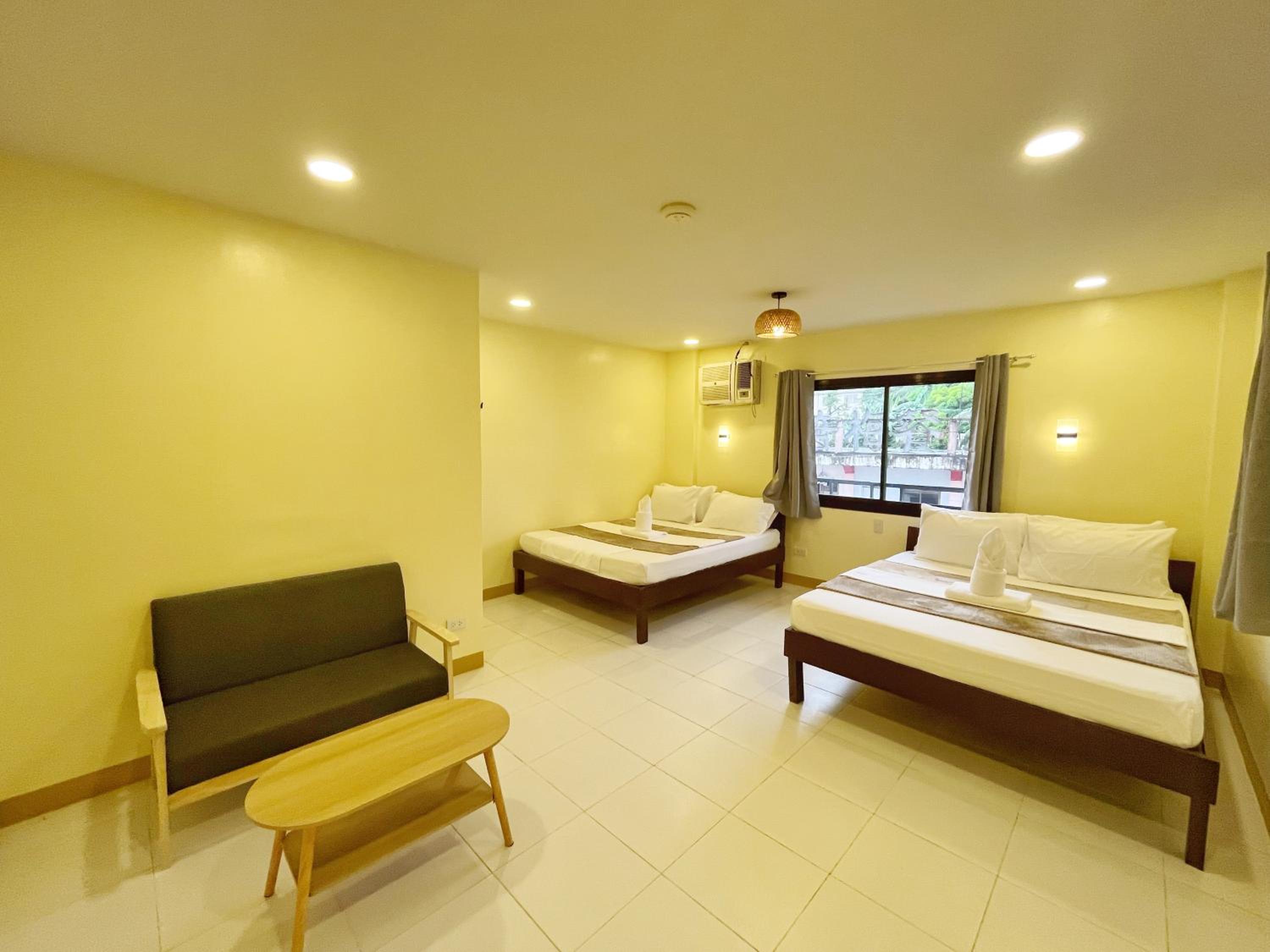 Quadruple Room with Private Bathroom - Photo 6