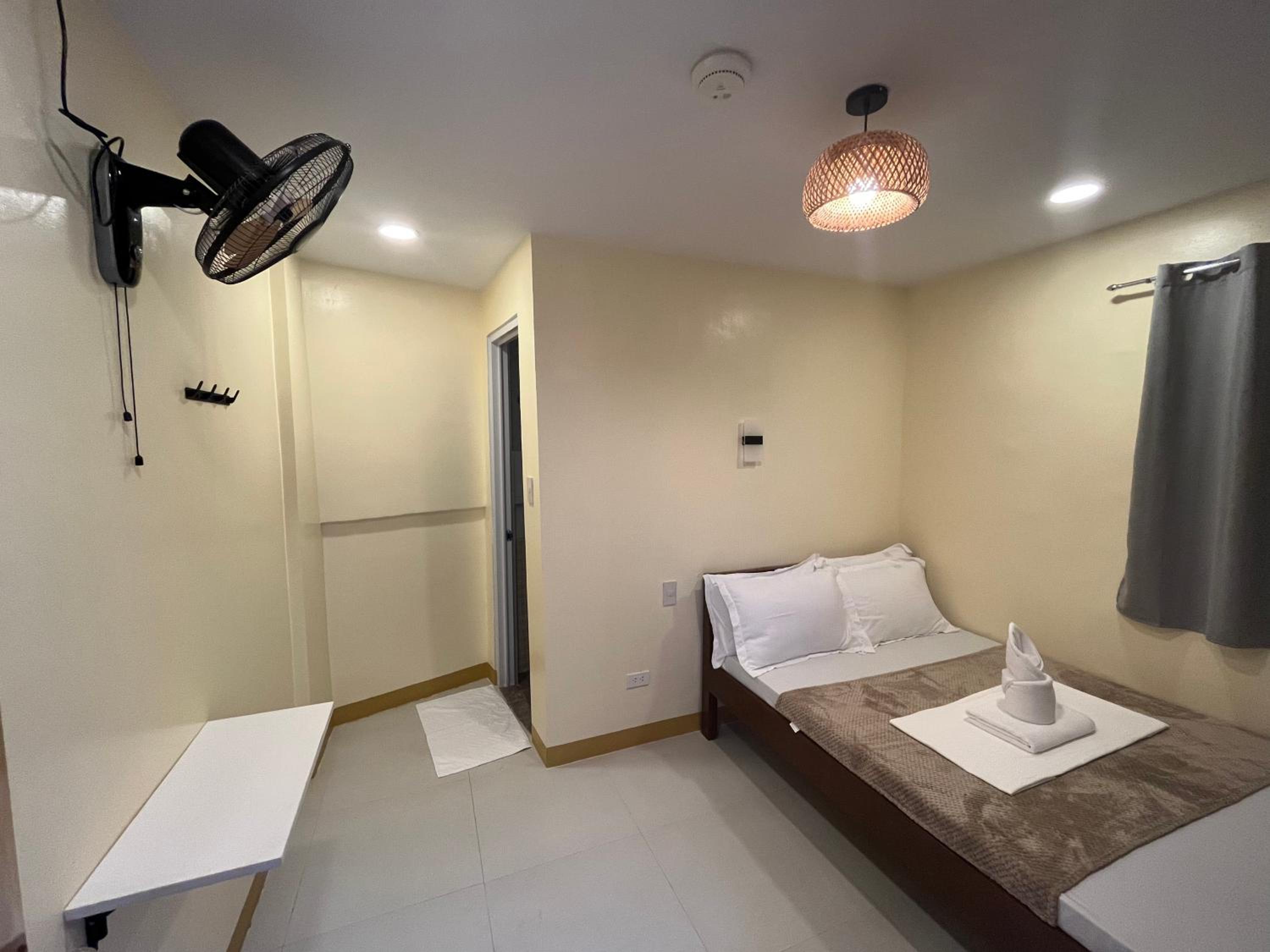 Deluxe Queen Room - Photo 3