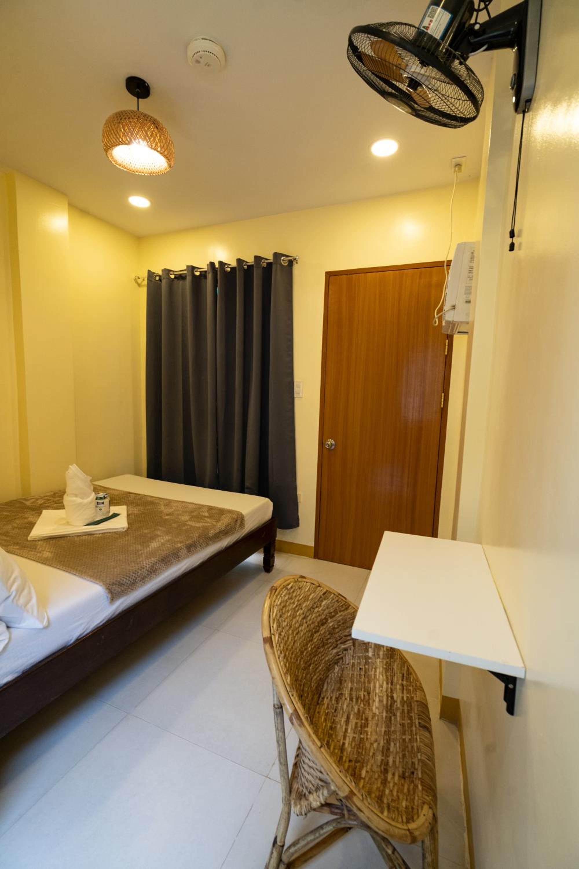 Deluxe Queen Room - Photo 6
