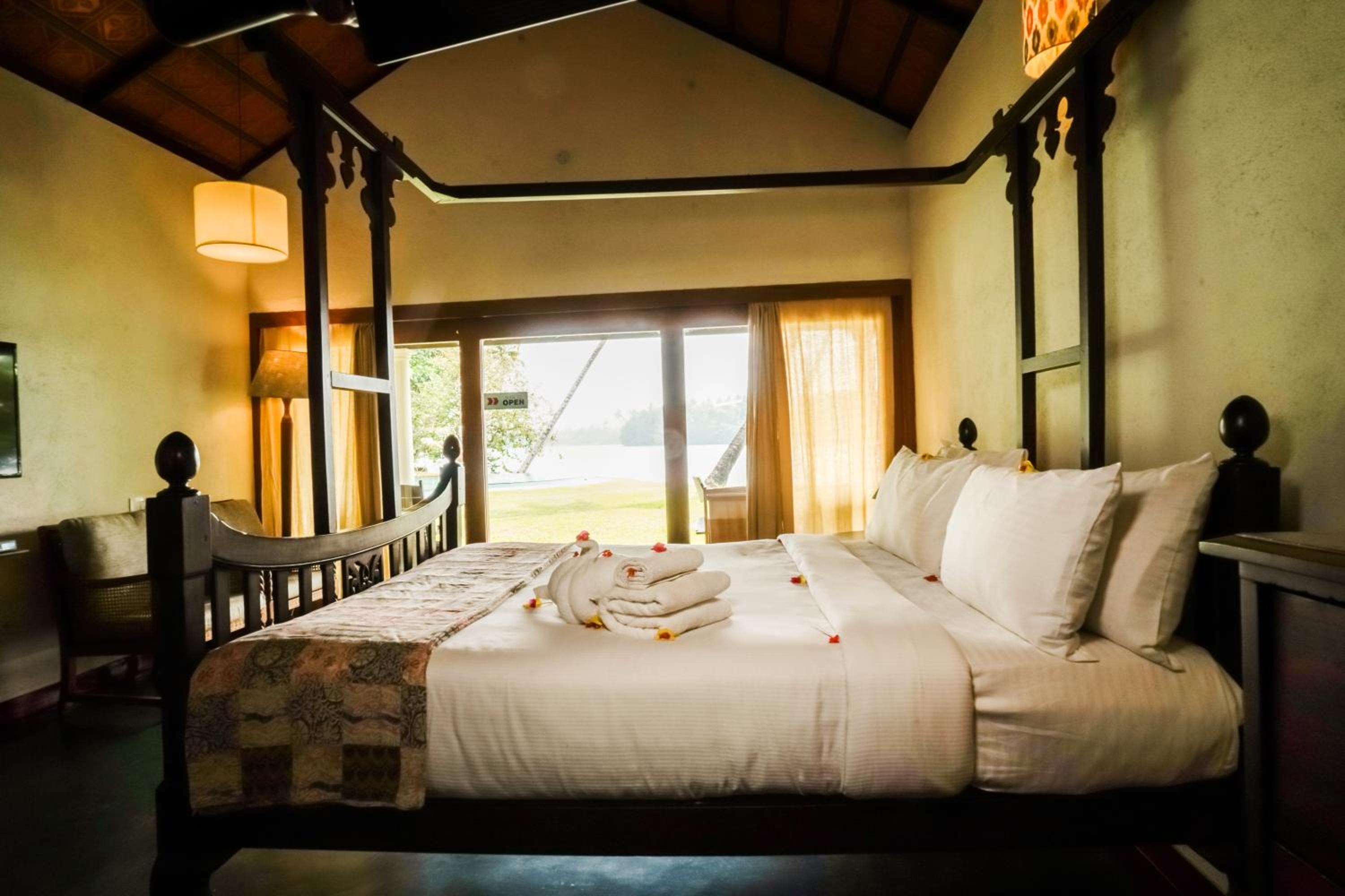Deluxe Double or Twin Room with Pool View - Photo 9