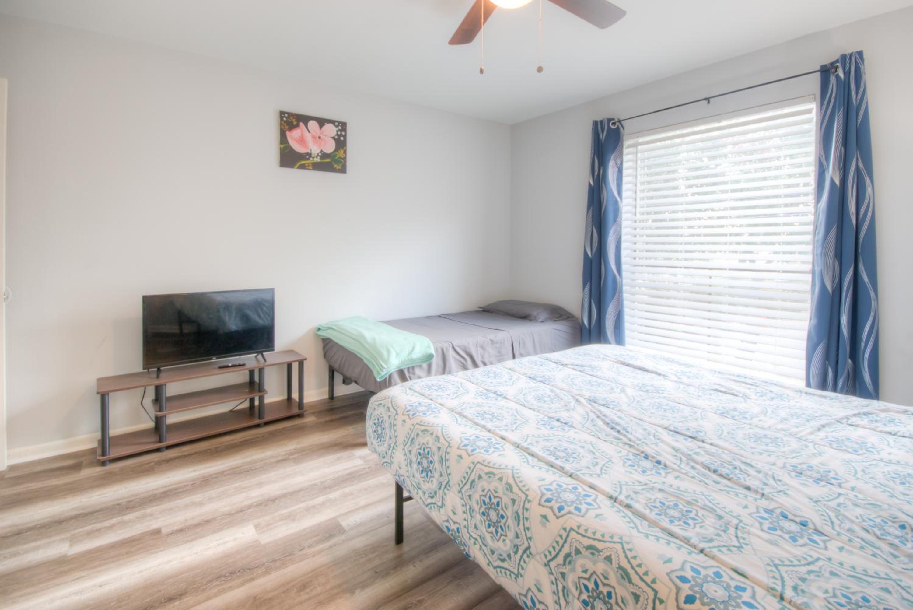 Three-Bedroom Apartment - Photo 8